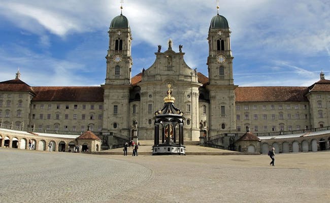 Monastero di Einsiedeln con architettura barocca e persone