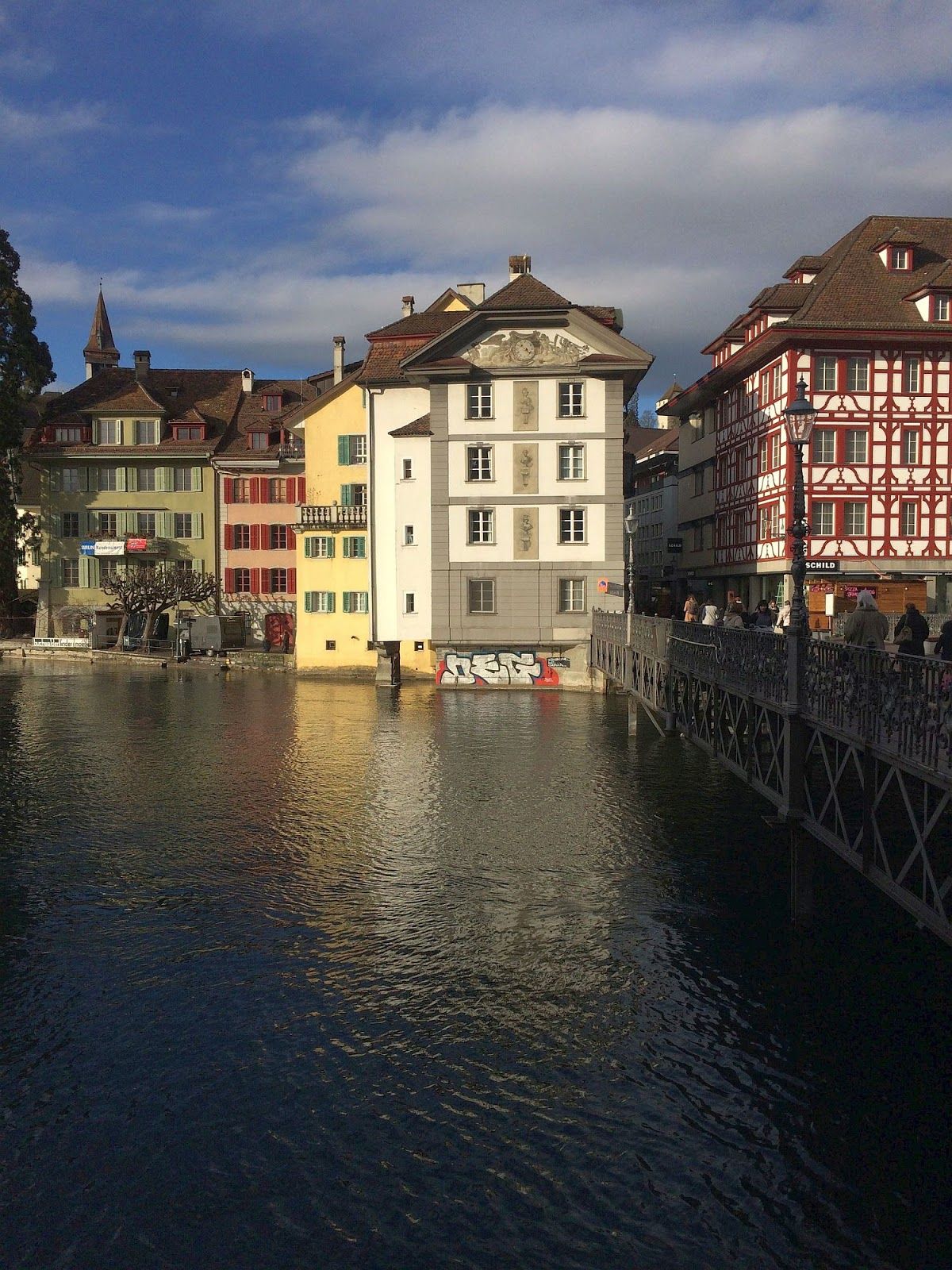 Reussbrug: Uitzicht op de brug met kleurrijk historisch gebouw in Luzern.