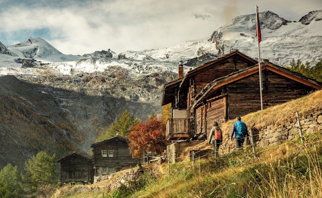 Rifugio alpino a Saas Fee con una vista montana mozzafiato. Ideale per escursioni e esperienze nella natura.
