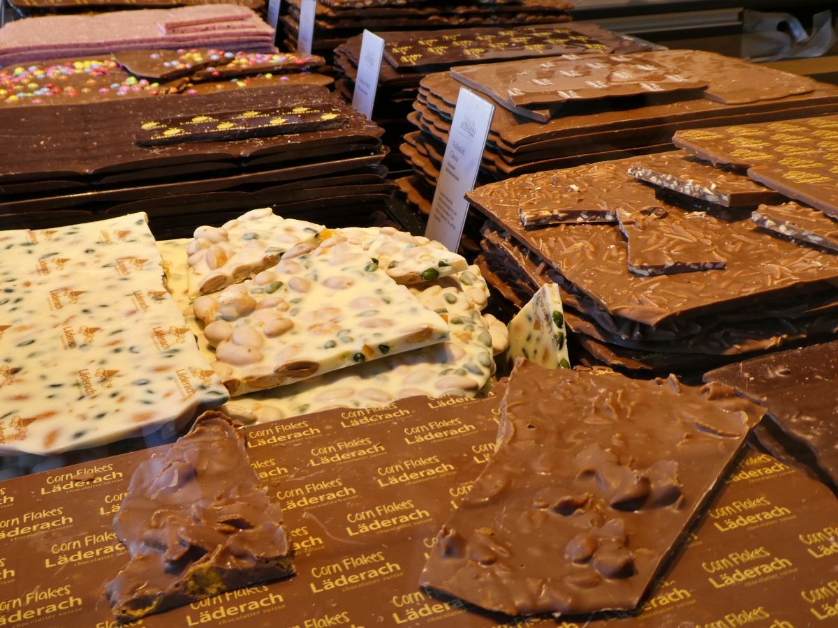 Läderach čokoláda v různých příchutích na stole.