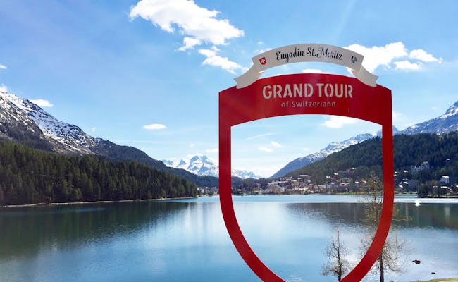 St. Moritz på Grand Tour-skylt, vid sjön, tydlig utsikt över bergen och staden.
