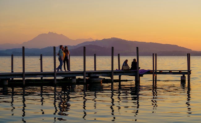 Ambiance du soir sur le lac de Zoug (photo : Suisse Tourisme Andre Meier)
