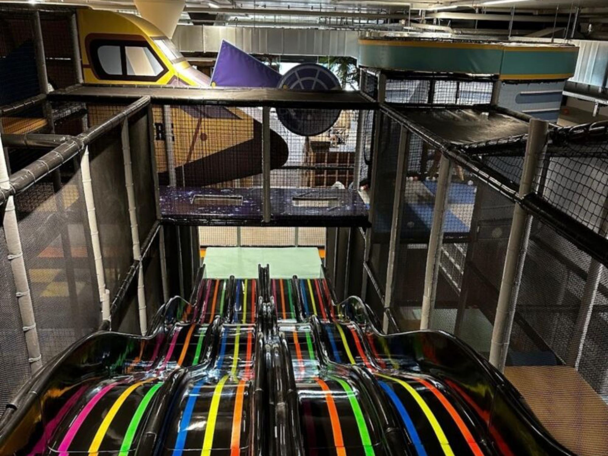 Barnens Lekland: Upplev ett fantastiskt lekland med rutschbanor och lekutrustning i Martigny.