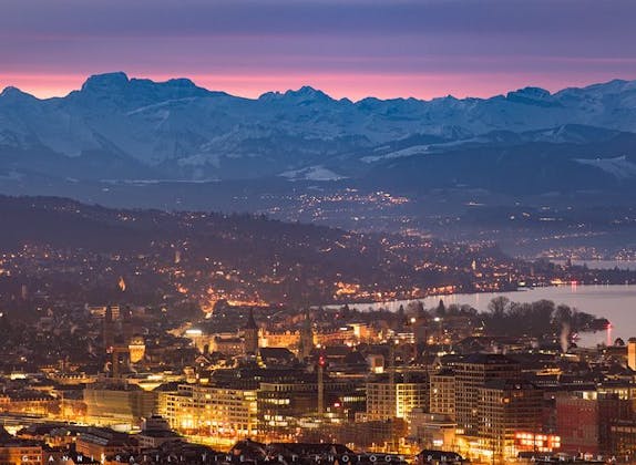 Zürich om natten med bådtur, oplyst, alpeudsigt, afslappet atmosfære.