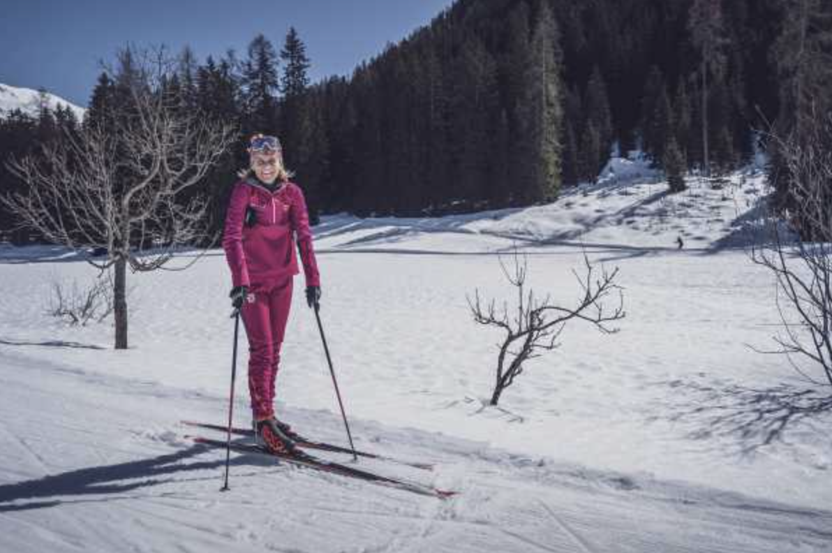 Ski de fond à Davos, personne en costume rose sur la neige