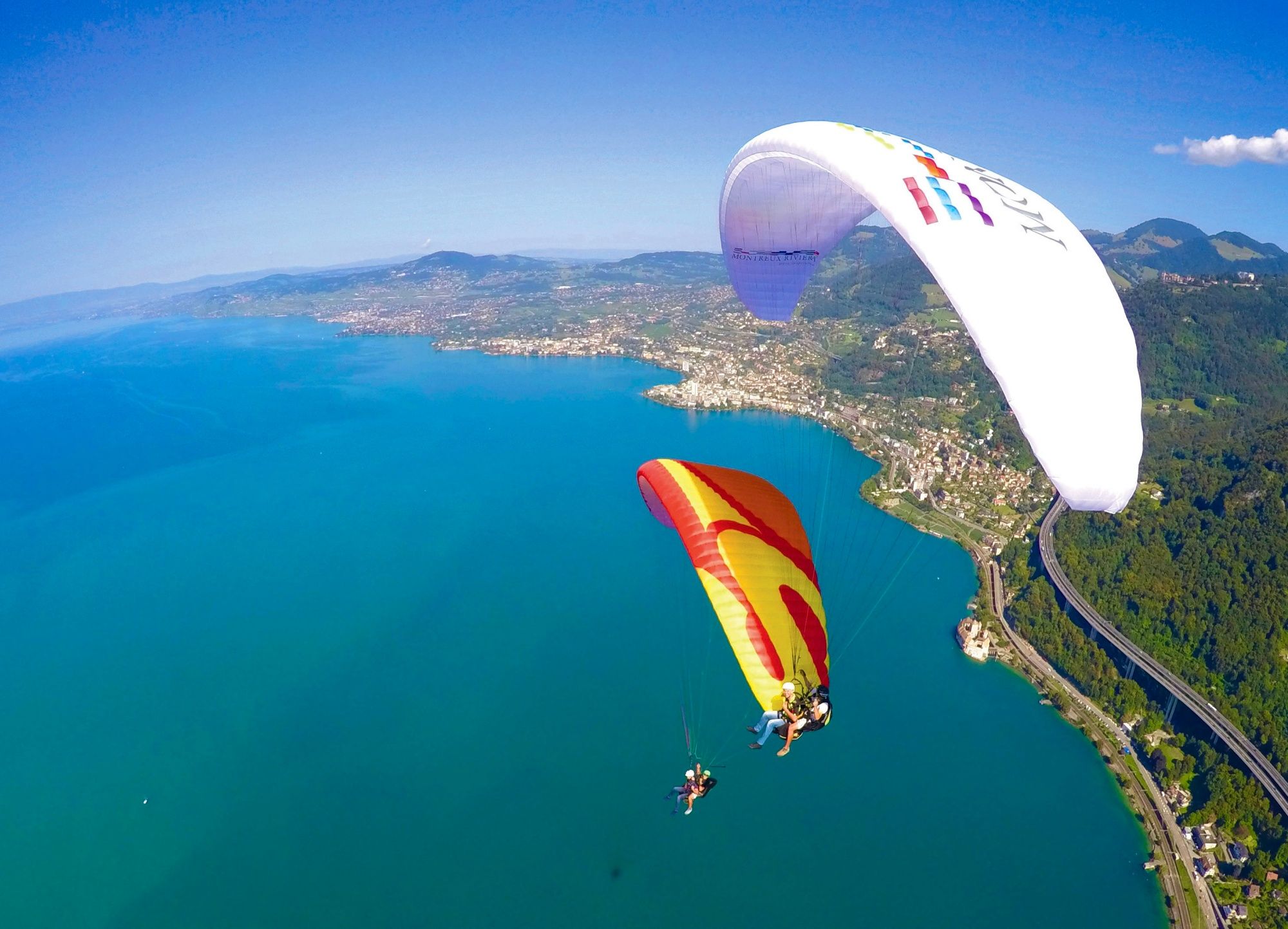 ジュネーブ湖の美しい景色を眺めながらのタンデムフライト。