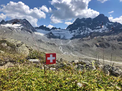 Schweiz mit Gletscher und Berglandschaft unter blauem Himmel.