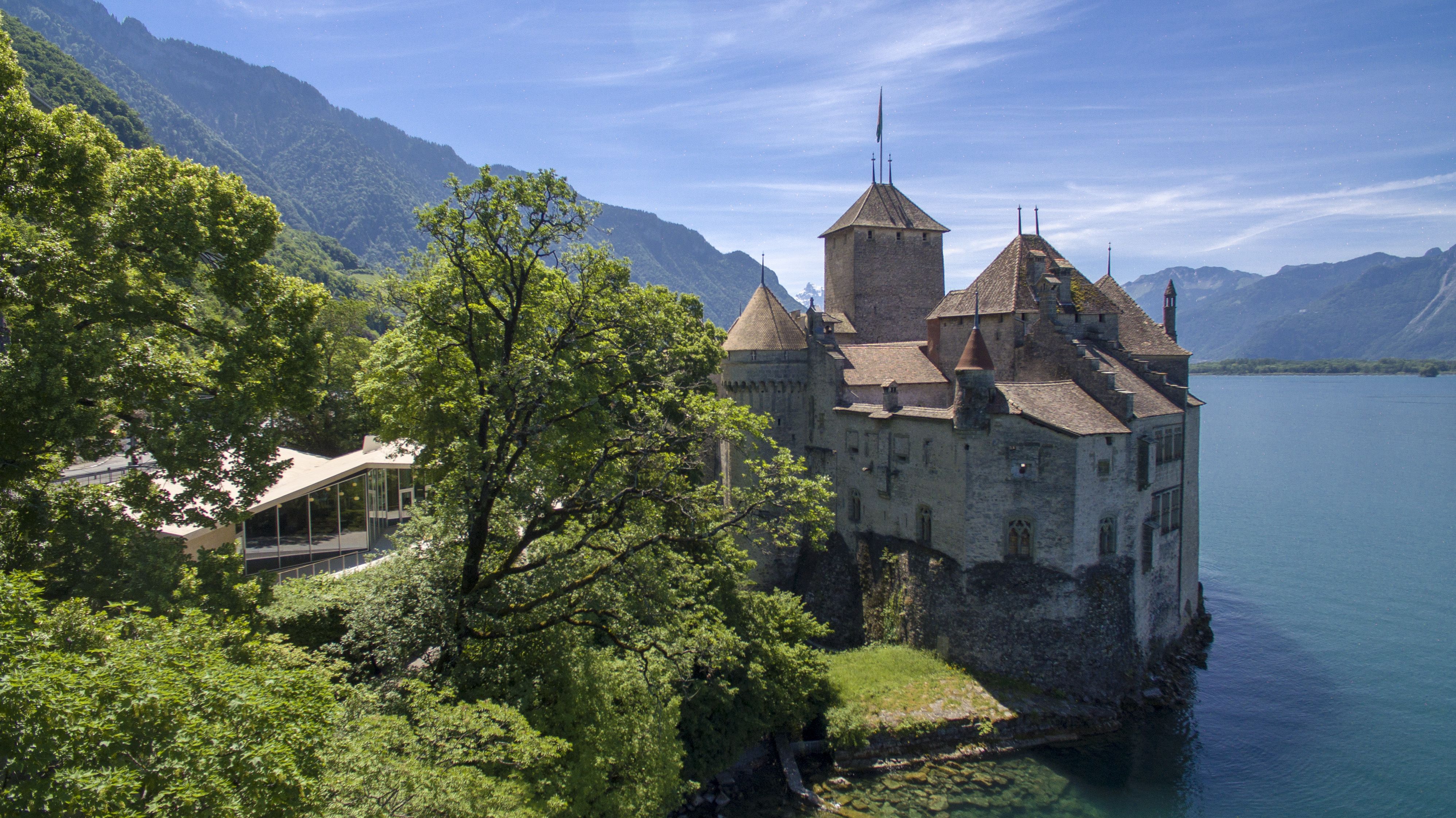 Chateau Chillon dengan taman dan kafe Byron di tepi Tasik Geneva