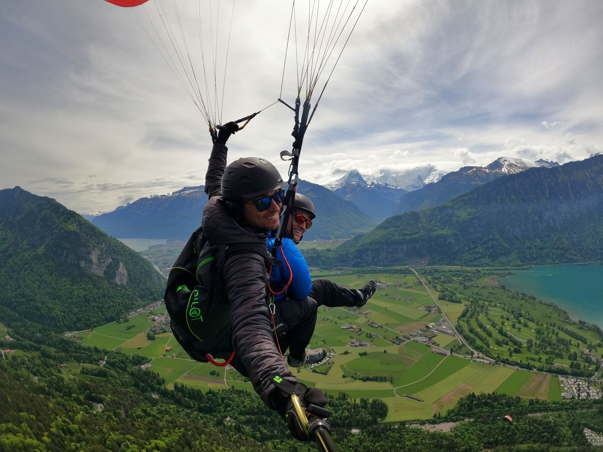 Αεροπτερισμός στο Ίντερλακεν με θέα στα βουνά και τη φύση.