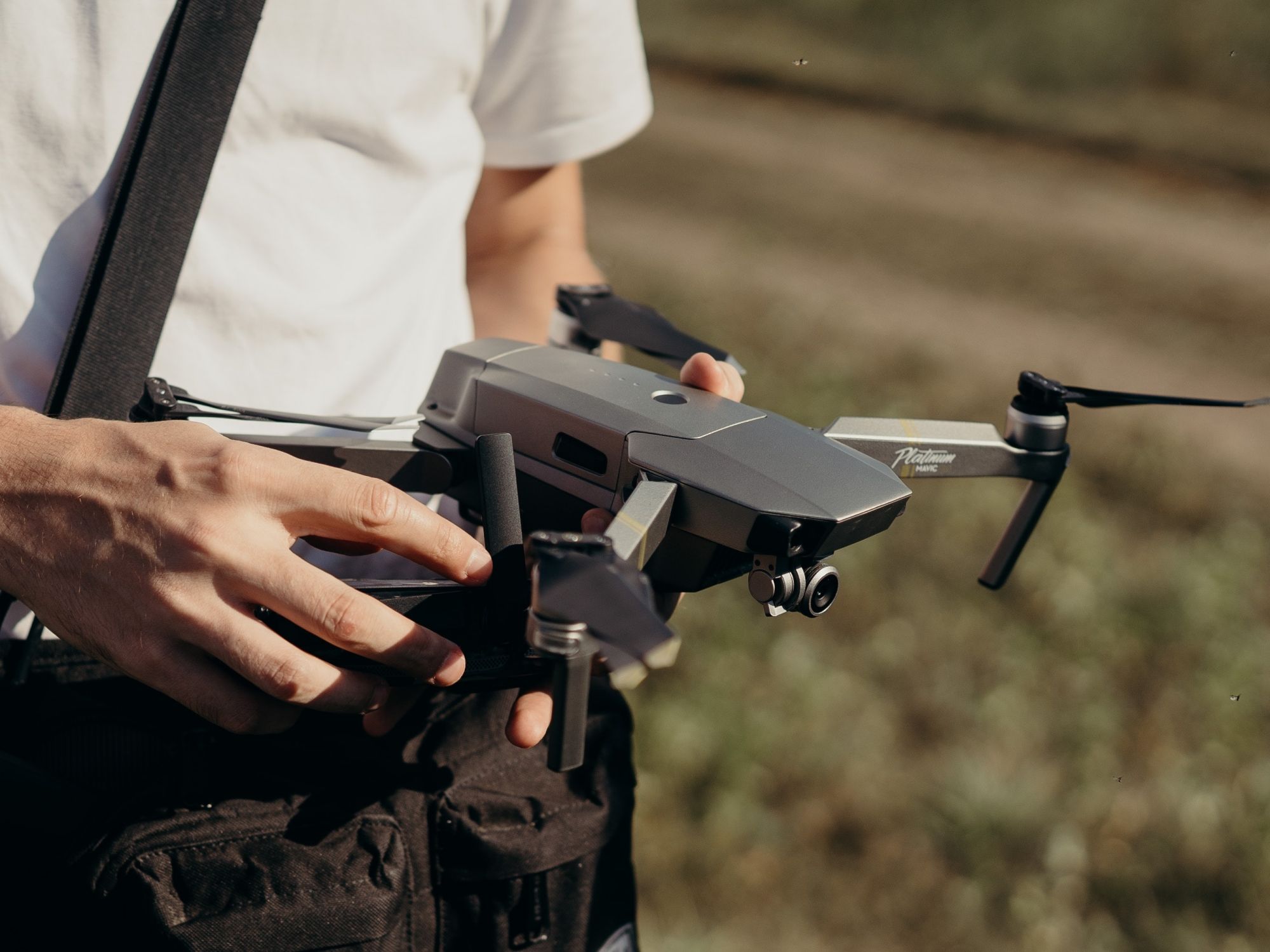 Volando drones, diversión en la naturaleza, mano sosteniendo un dron