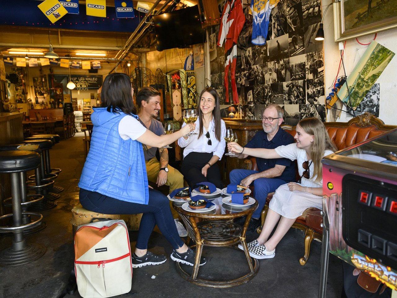Tour Makanan Zürich dengan hidangan istimewa dalam suasana santai.