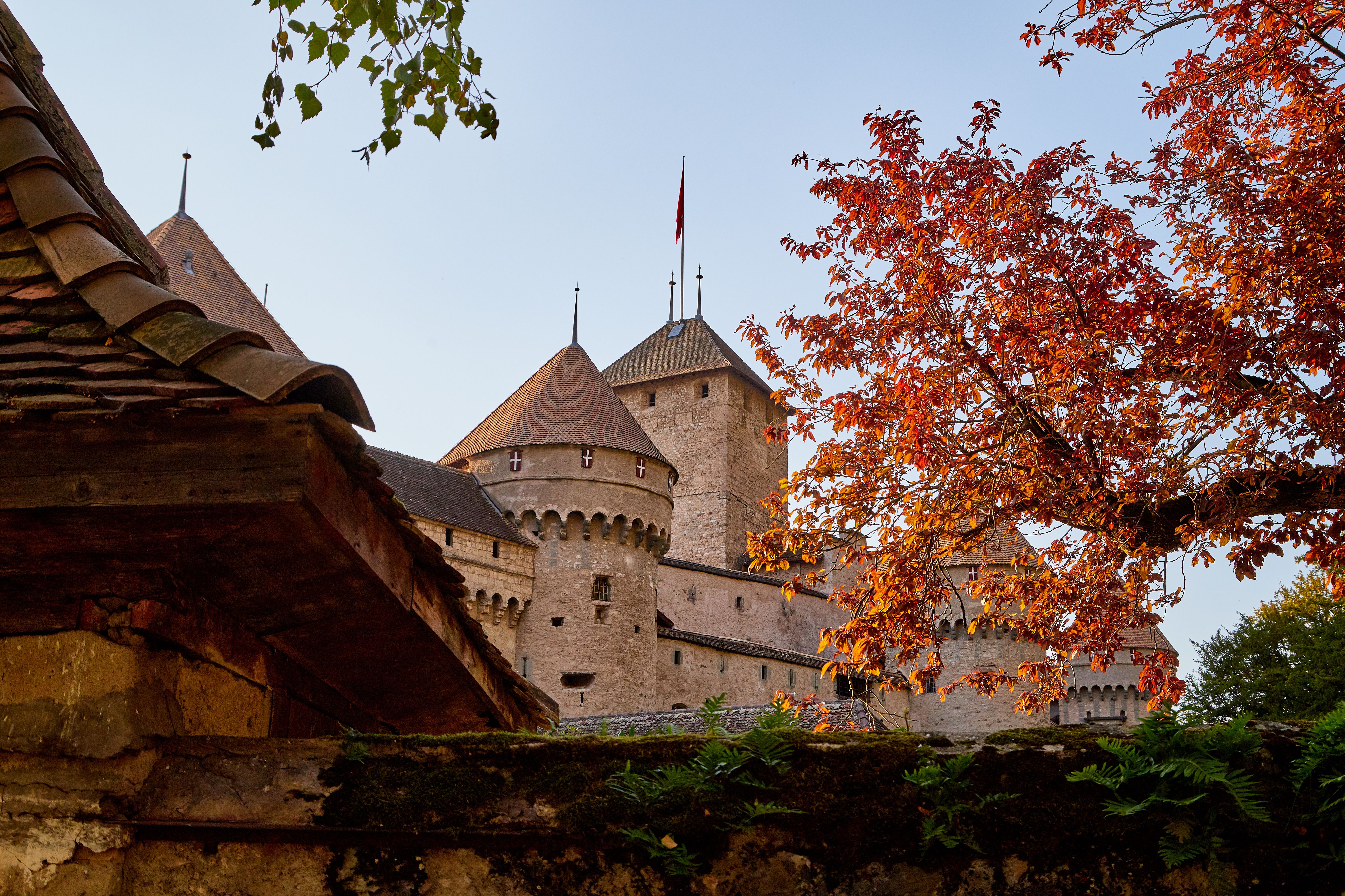 Pandangan ke atas Chateau Chillon dengan pokok musim luruh
