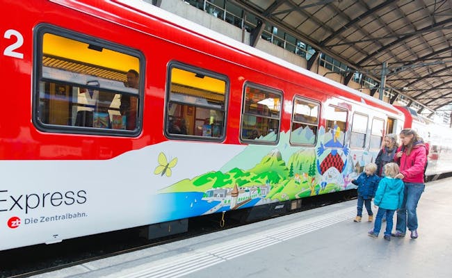 Zug mit Familie am Bahnhof, die einsteigen. Rot gefärbter Zug mit buntem Design.