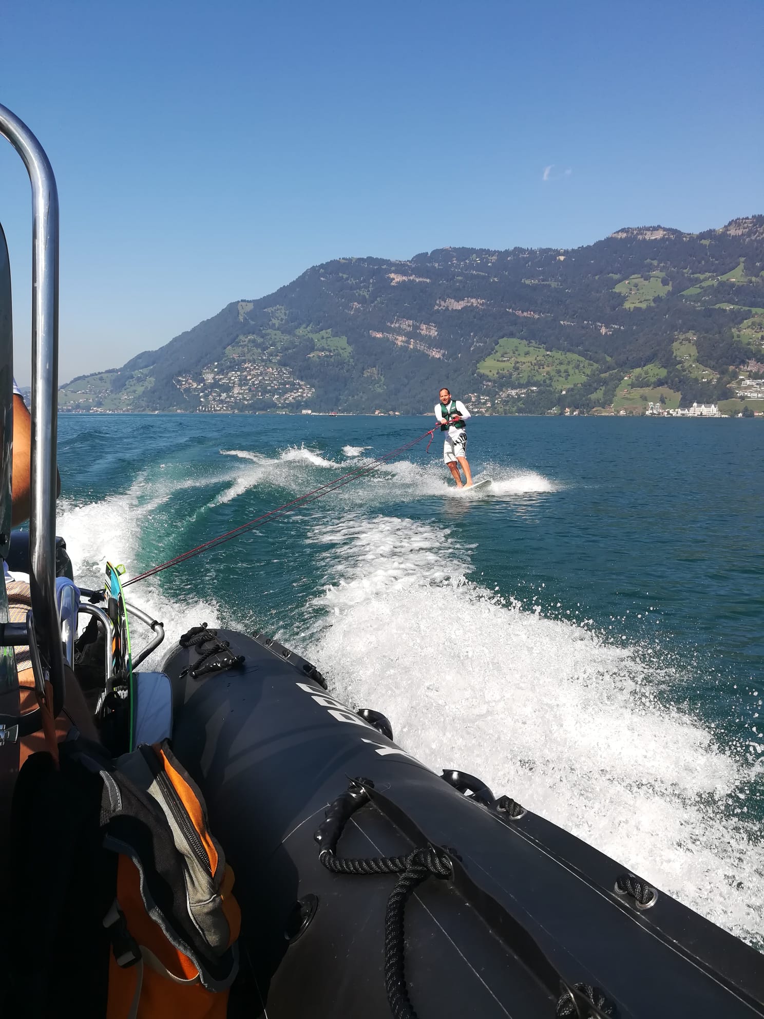 Sport nautic pe Lake Walensee într-o zi însorită de vară 2023.