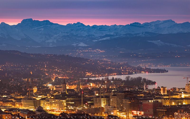 Malam hari di Zürich dengan perjalanan kapal dan pemandangan Alpen.