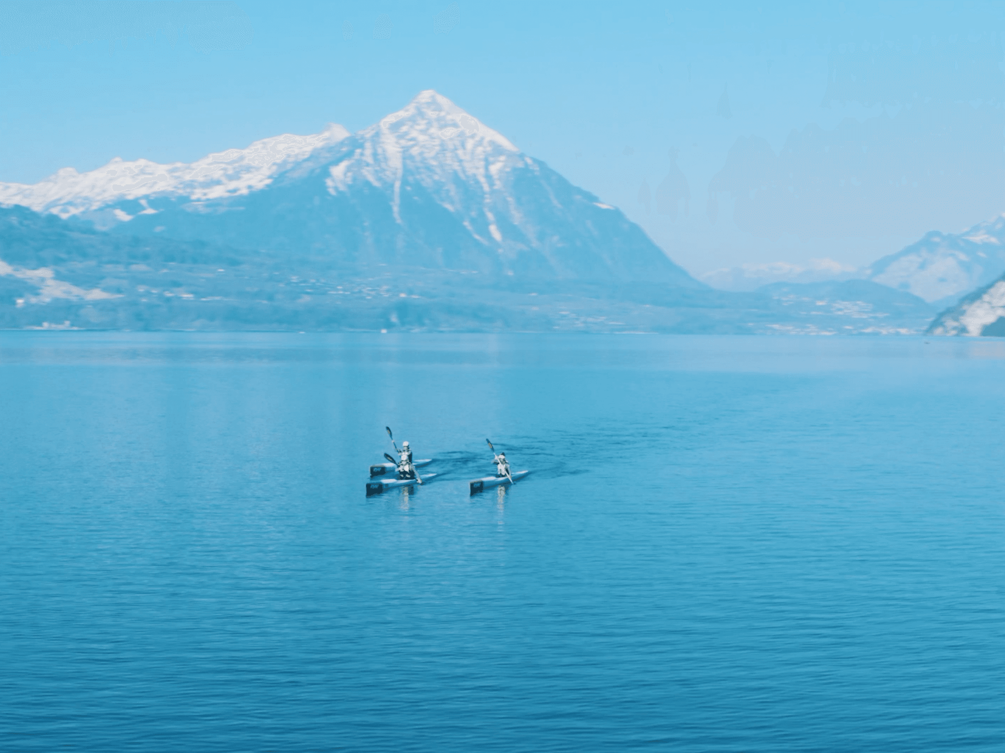 Cours de surf sur le lac de Thoune avec vue sur les montagnes et la nature, idéal pour les aventuriers et les groupes.