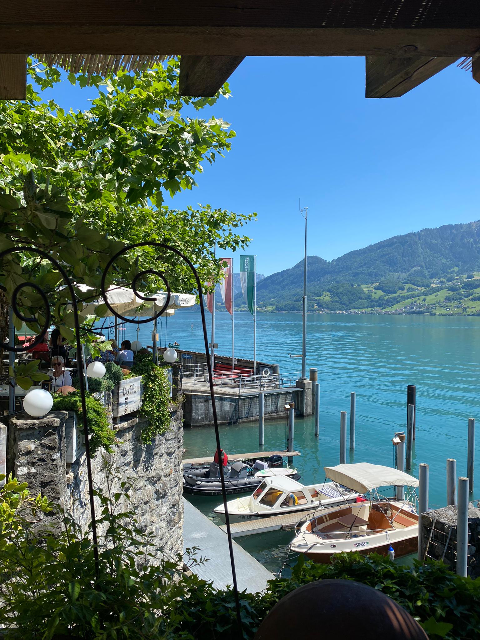 Bărci la docul de pe malul lacului Wal în timpul verii, apă liniștită.