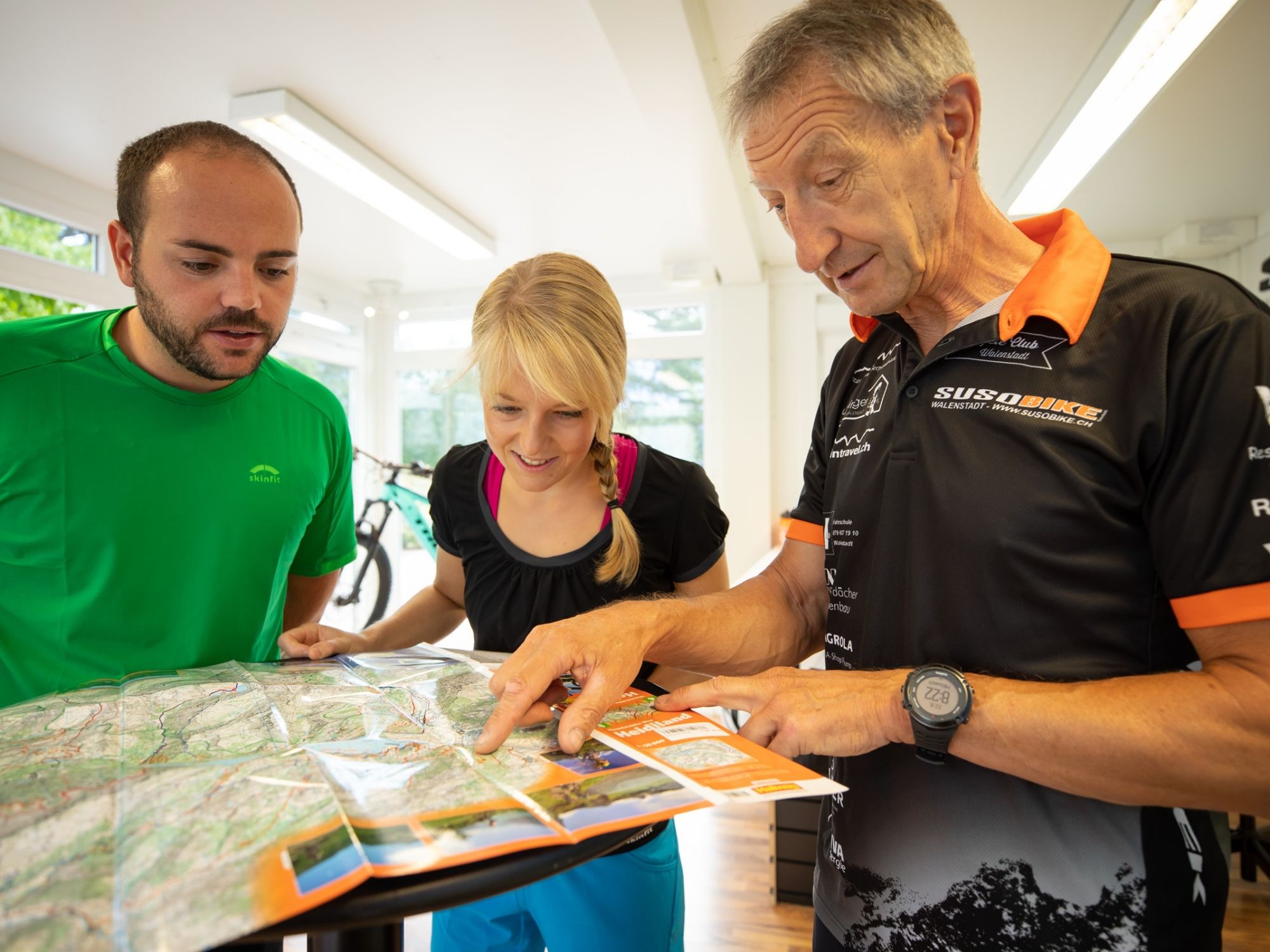 Станция электровелосипедов: вы открываете увлекательную GPS-игру в поисках сокровищ в Бад-Рагаз с друзьями.