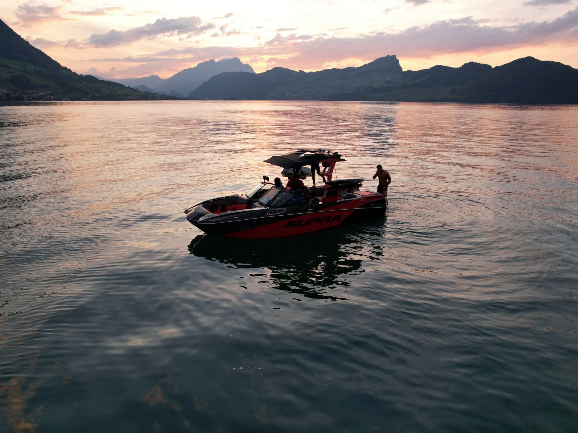 Wakeboarden op het water met boot op de achtergrond, ideaal voor sport en avontuur in Zwitserland.