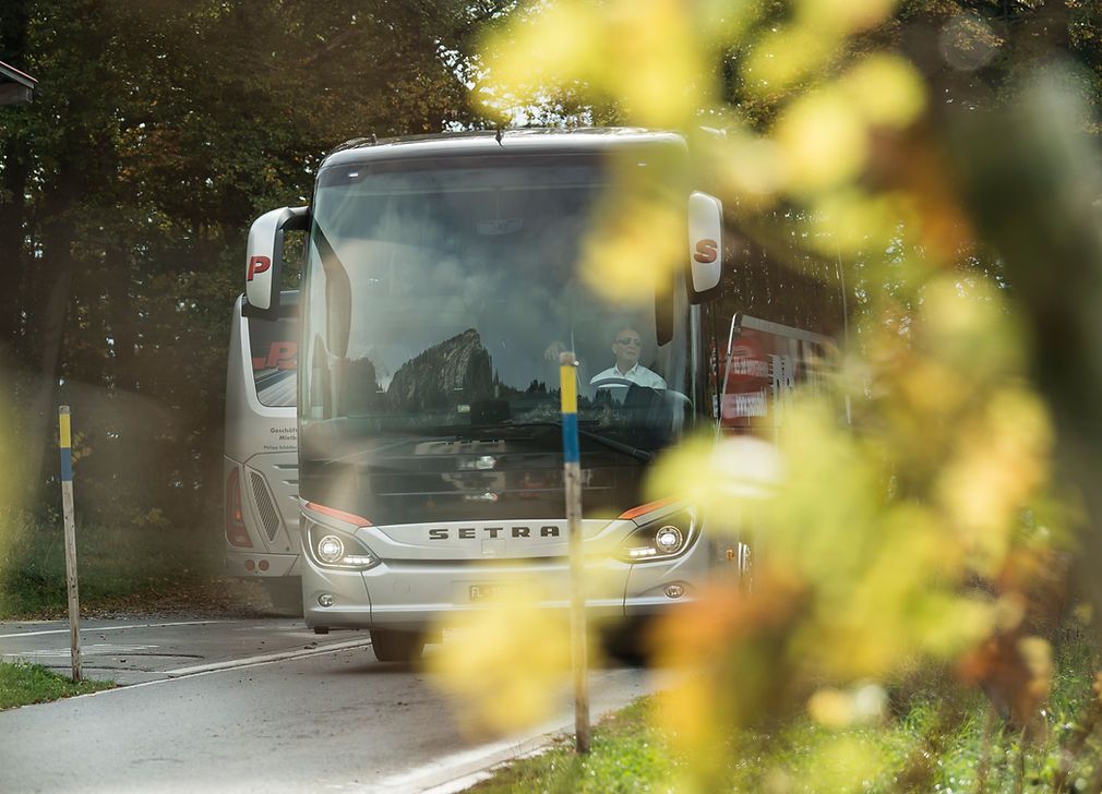 Weintour: Entdecke die malerische Landschaft bei einer Busreise mit Freunden.