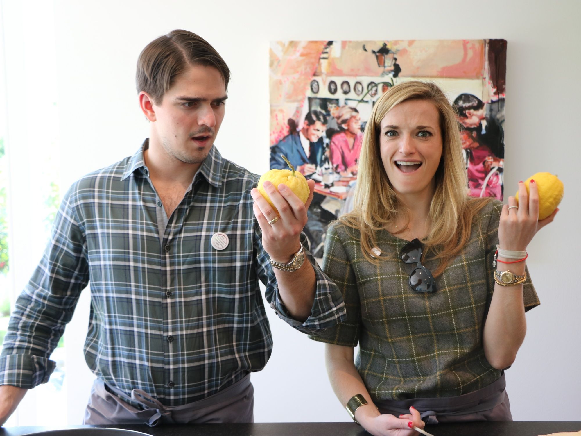 Koken: Voorbereidingen met verse ingrediënten tijdens het wijntour-evenement in een ontspannen sfeer.