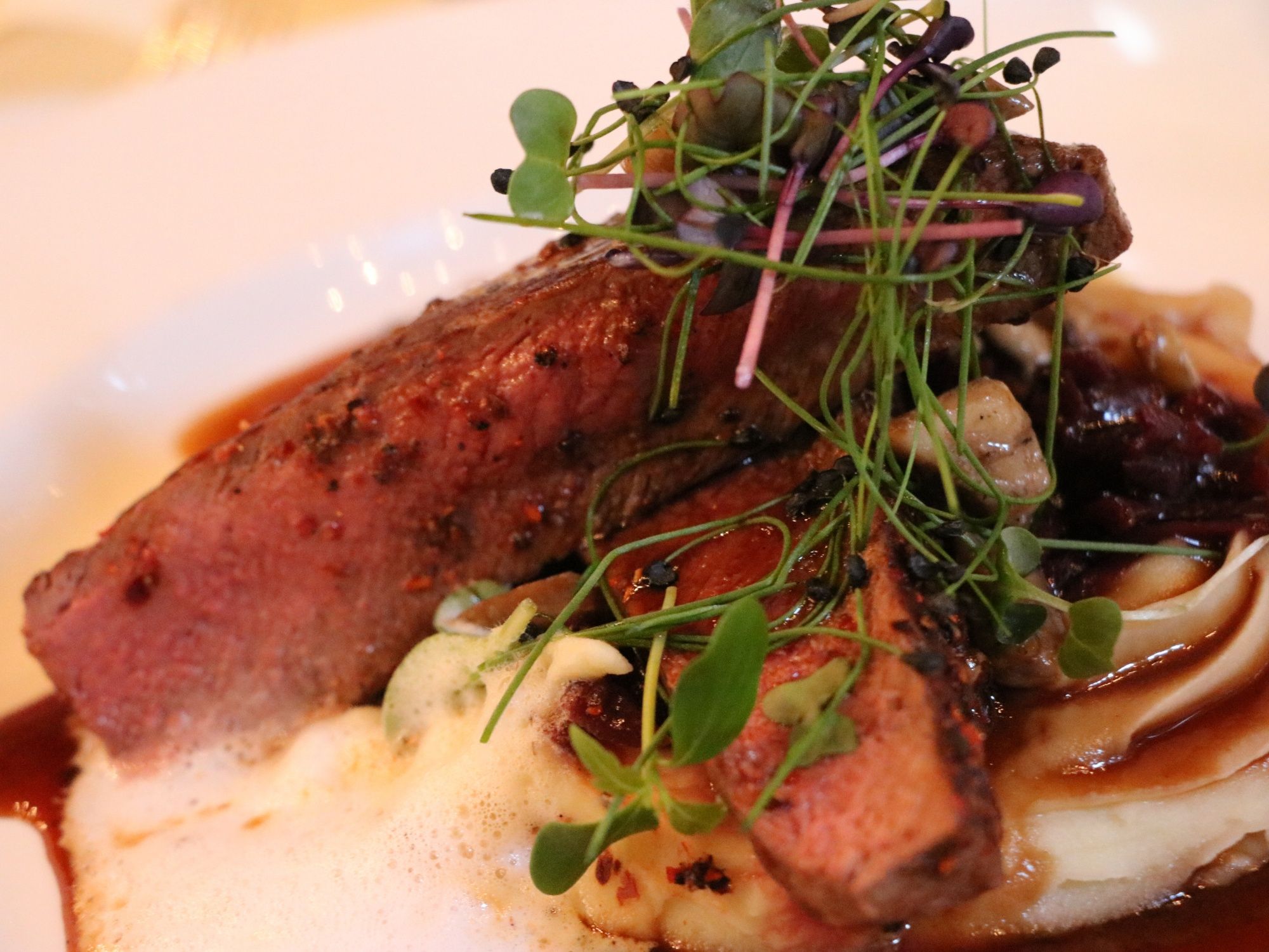 Wijnreis: Gourmetgerecht met vers vlees en kruiden, ideaal voor fijnproevers.