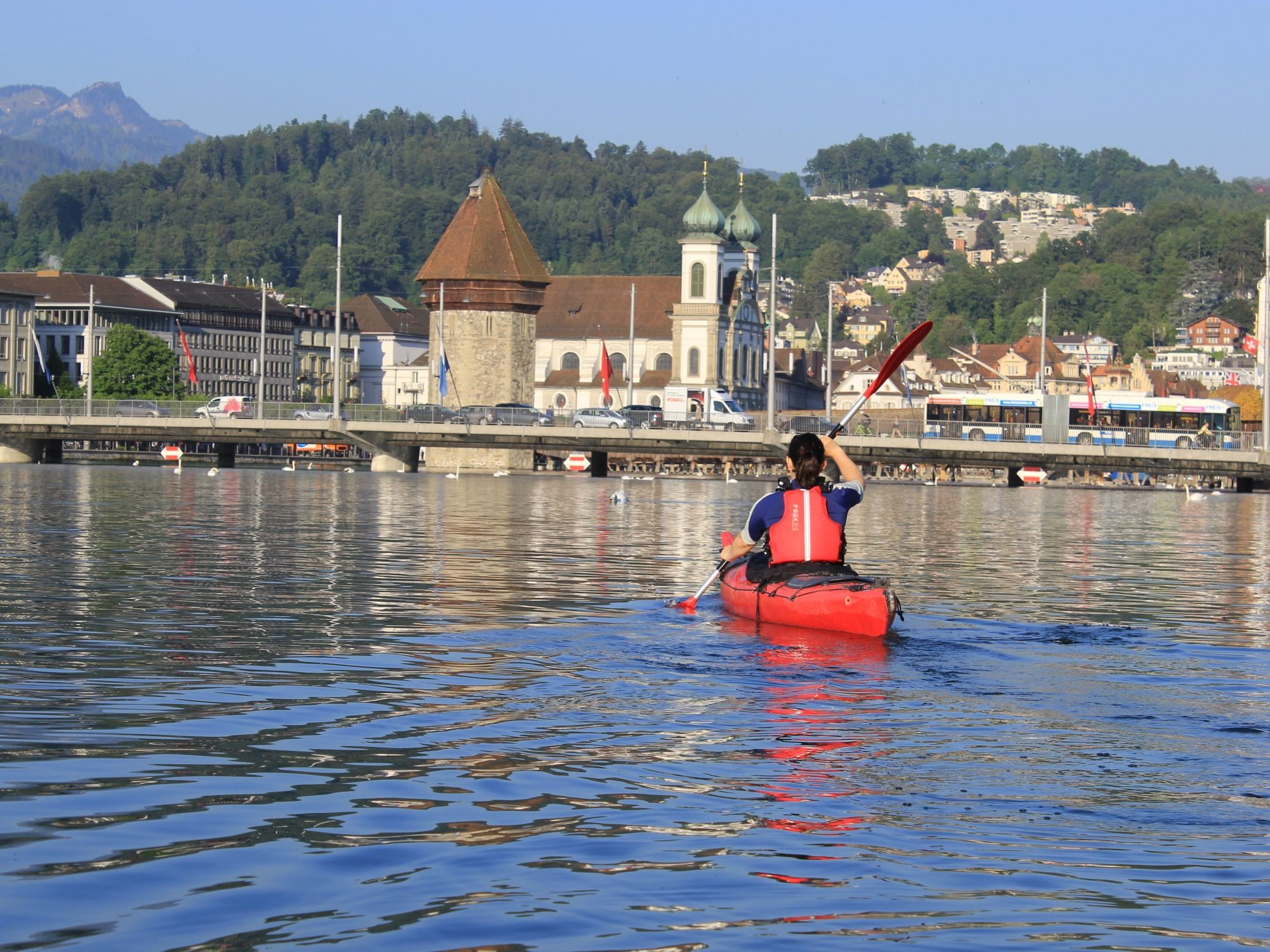 Sea kayak tour on Lake Lucerne with kayaks and a view of Lucerne. Ideal for adventure and groups.