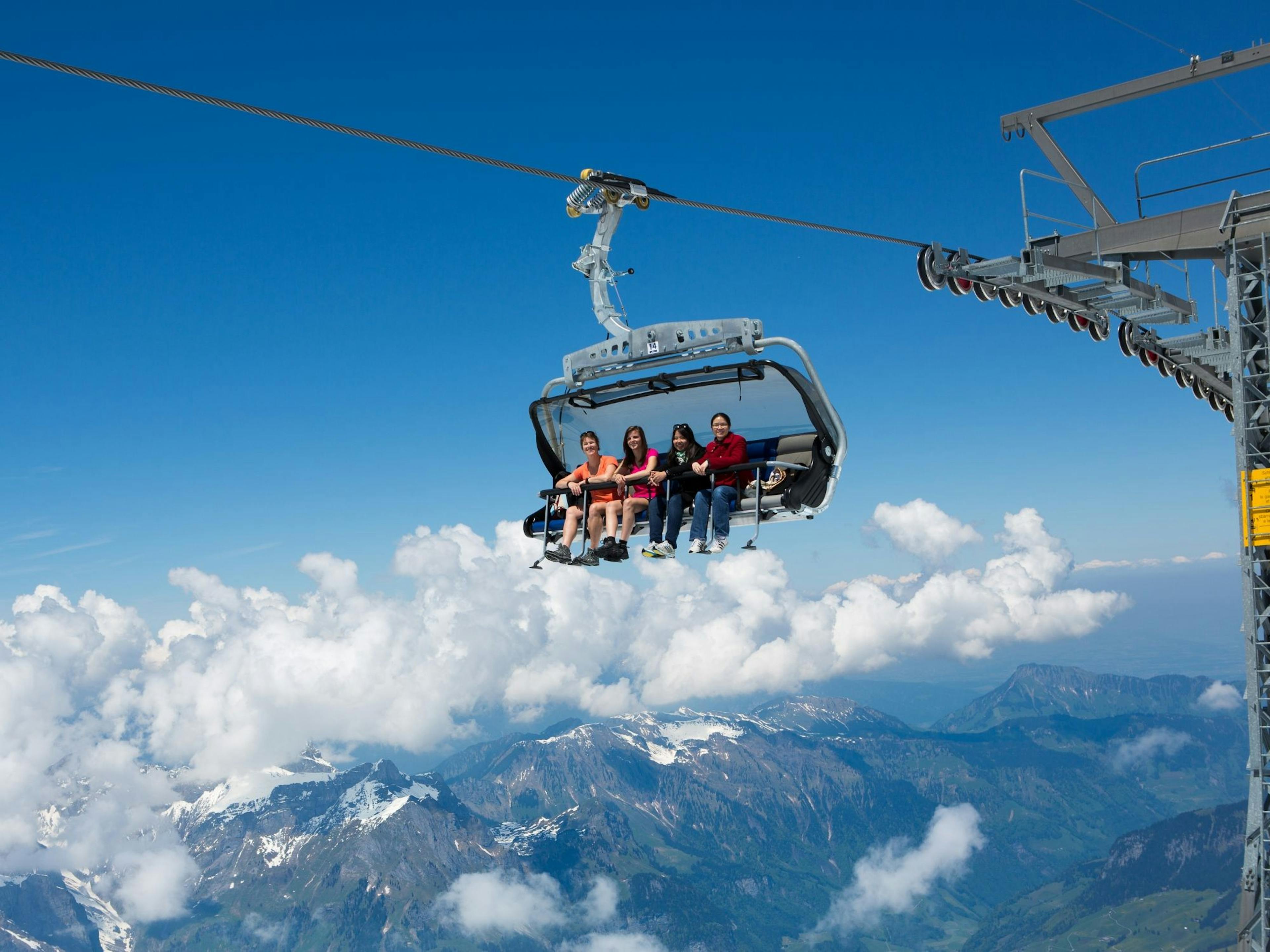 Ice Flyer : le groupe profite de l'été dans les montagnes Titlis avec une vue sur la nature époustouflante.