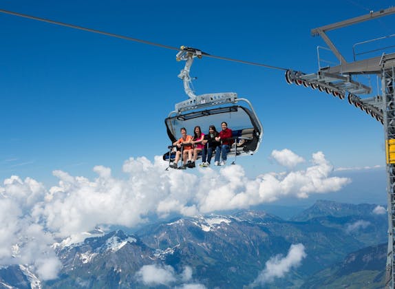 Pengguna Es: Grup menikmati musim panas di Pegunungan Titlis dengan pemandangan alam yang menakjubkan.