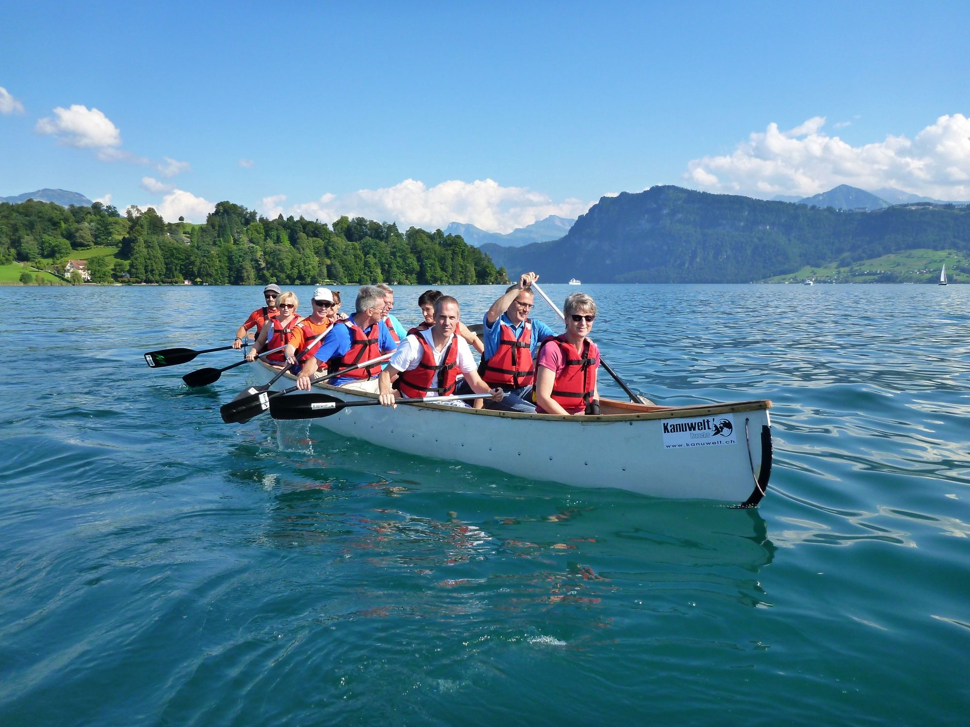 Kuszące kanu na Jeziorze Czterech Kantonów podczas integracji z przyjaciółmi i kontaktu z naturą