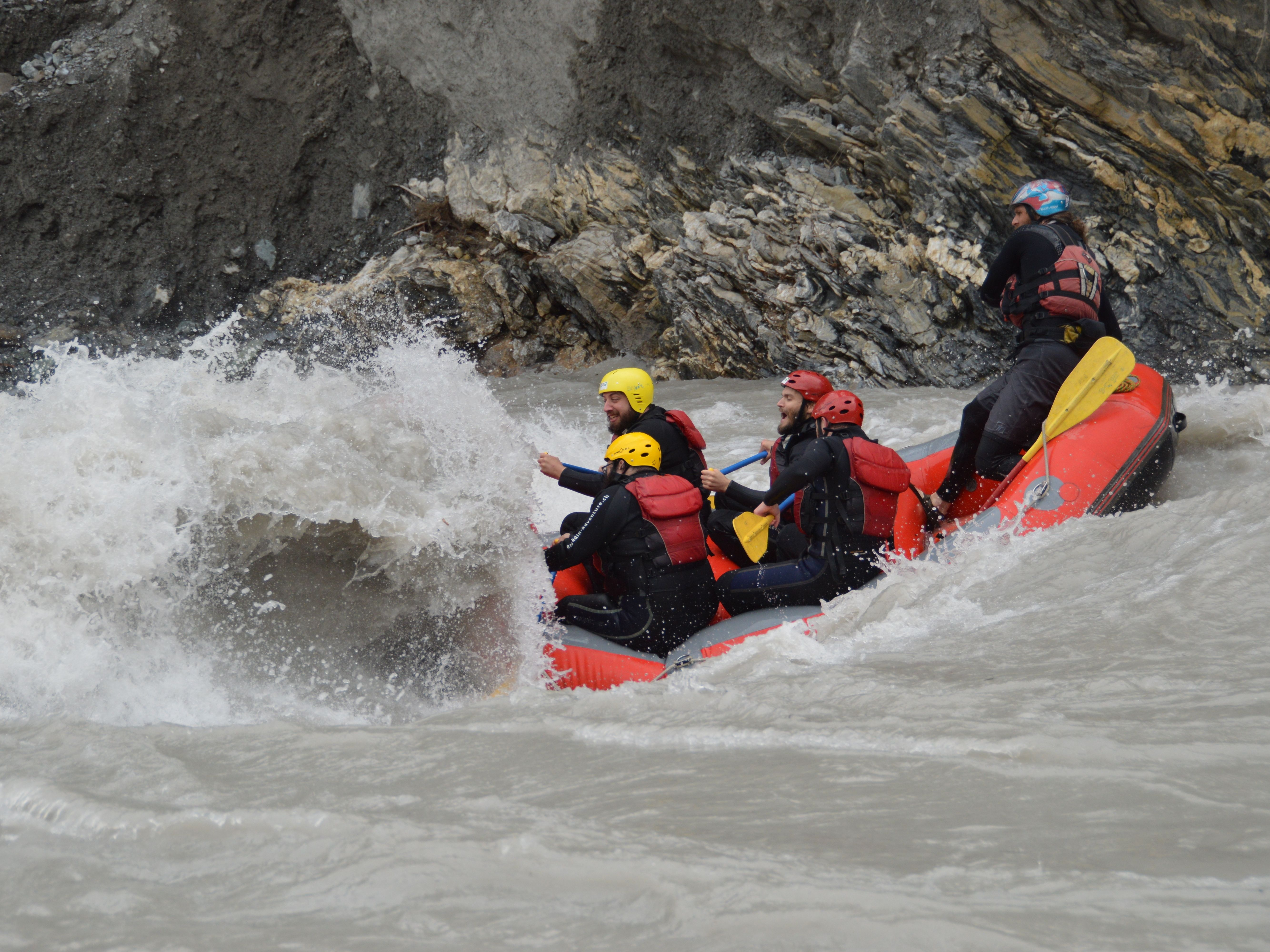Pengembaraan Familienrafting: Pengalaman bersama di air ganas bersama rakan dan anak-anak.