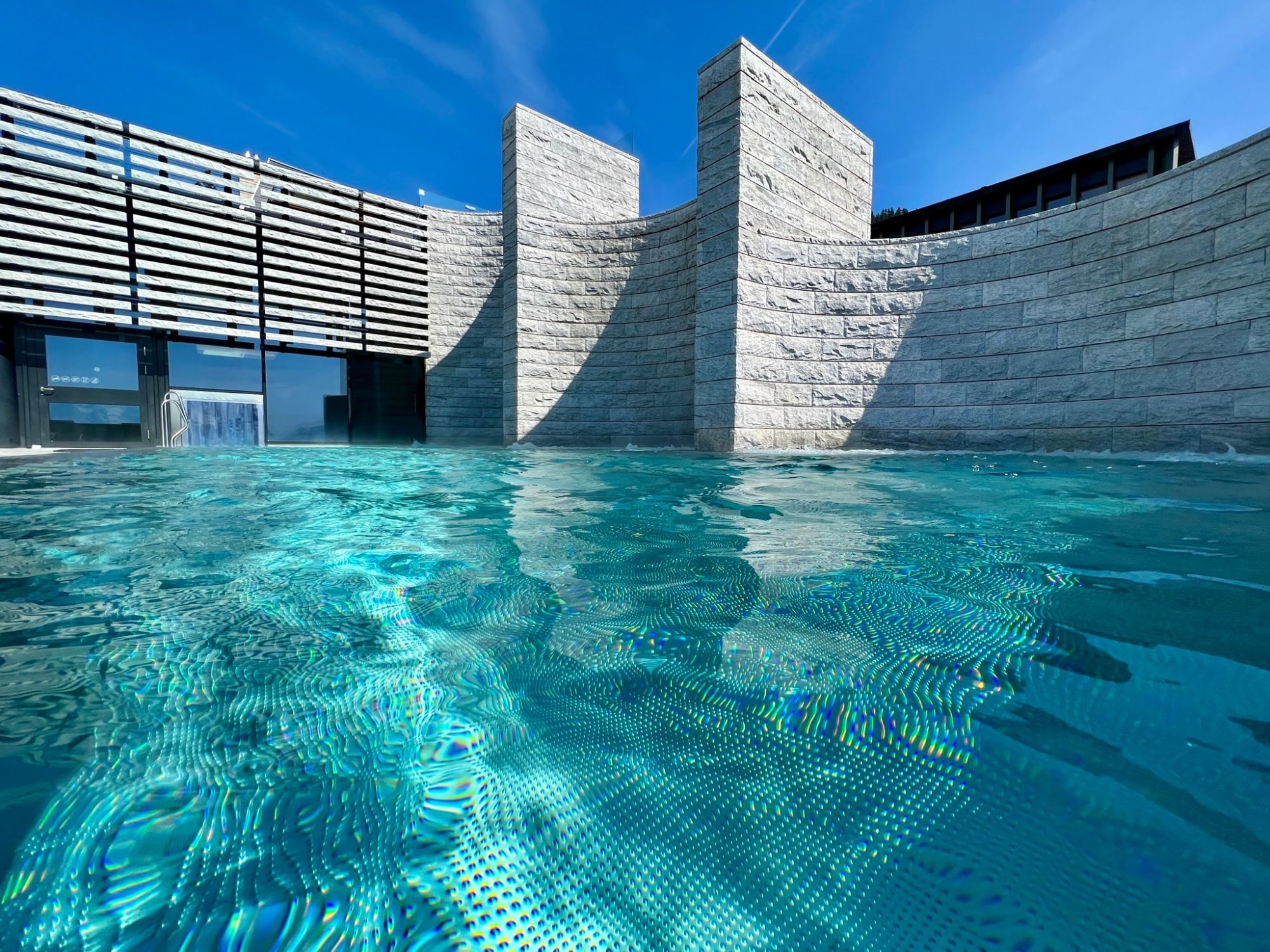 Utomhusområde: lyxigt poolområde vid Mineralbad Rigi Kaltbad med utsikt över naturen.