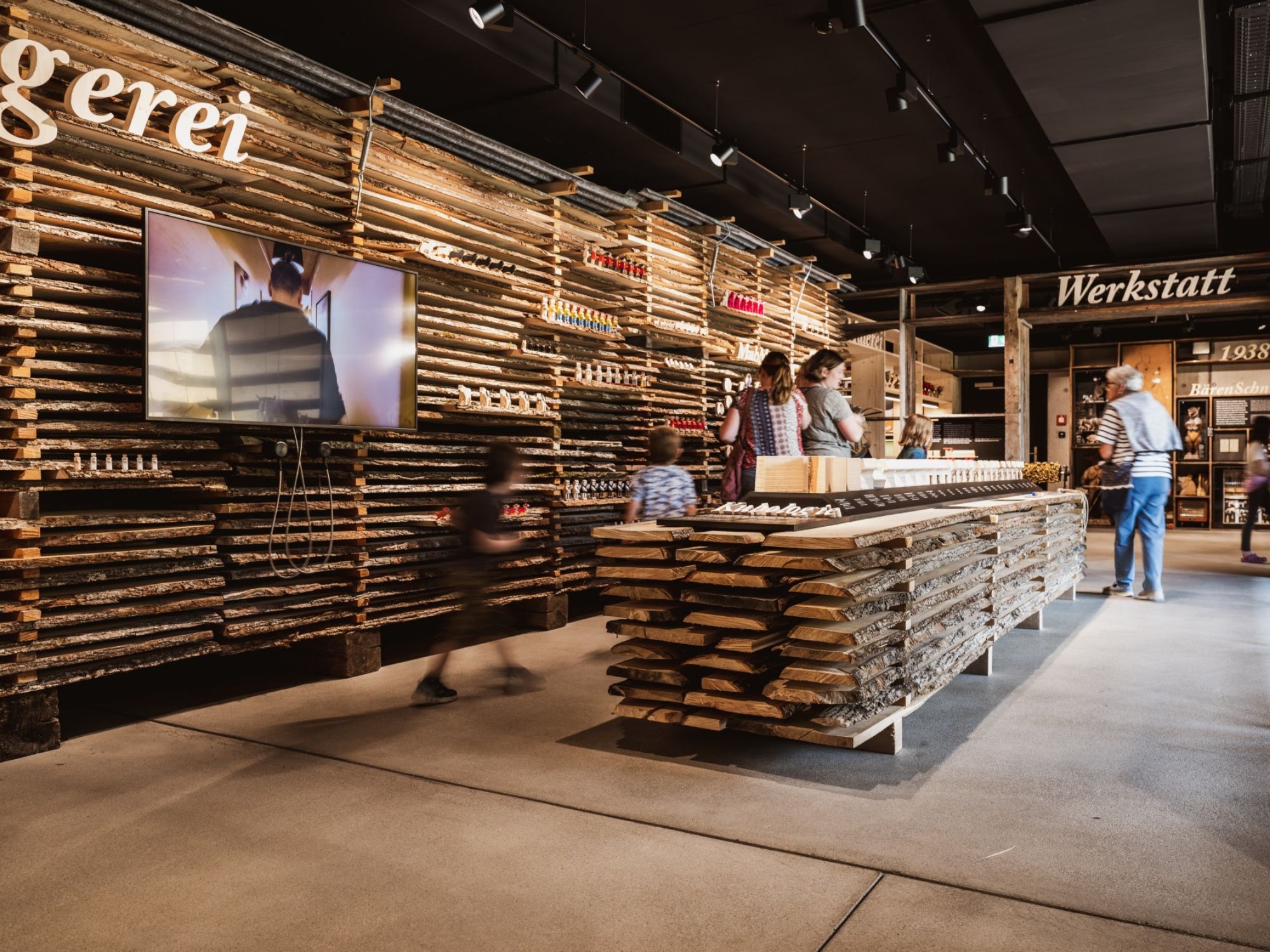 Dunia pengalaman Trauffer: Temukan bengkel kreatif dengan mainan kayu dan aktivitas keluarga.