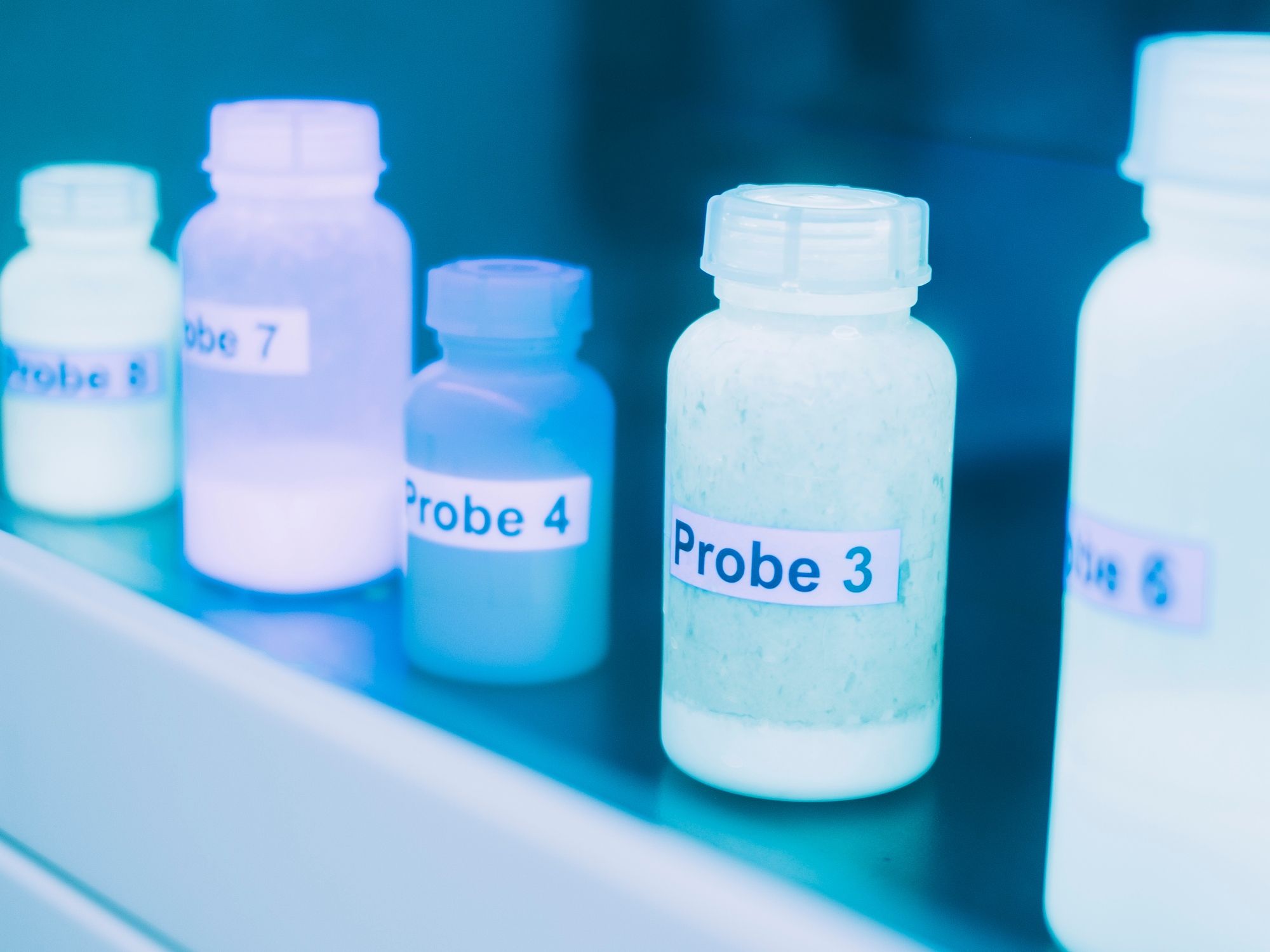 Escape Room Luzern: forskellige prøver i glødende flasker til dit spændende eventyr.