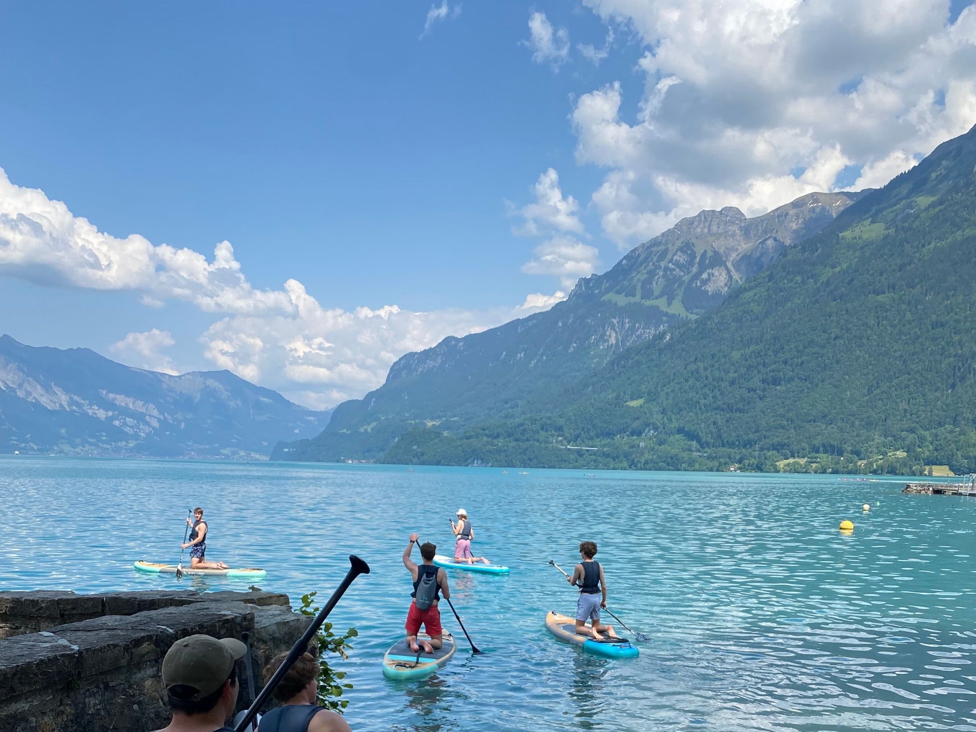 SUP na Bodamském jezeře: Vodní sport s malebným výhledem na hory v létě.