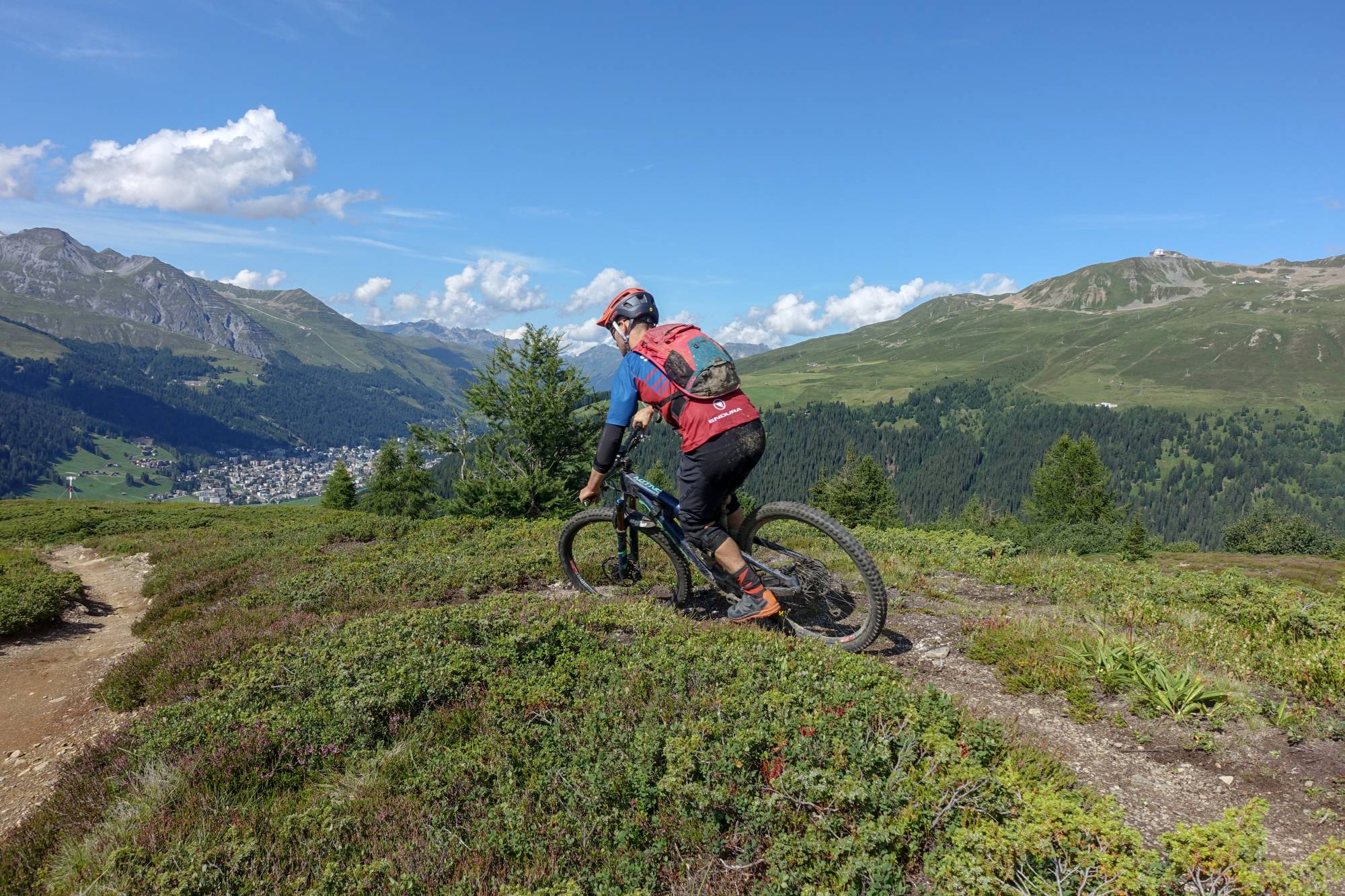 Mountainbike-teknikkurs i Alperna med en förare på trail
