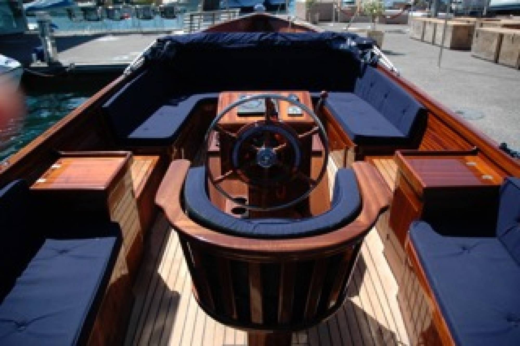 Soukromá loď s posezením ve Švýcarsku