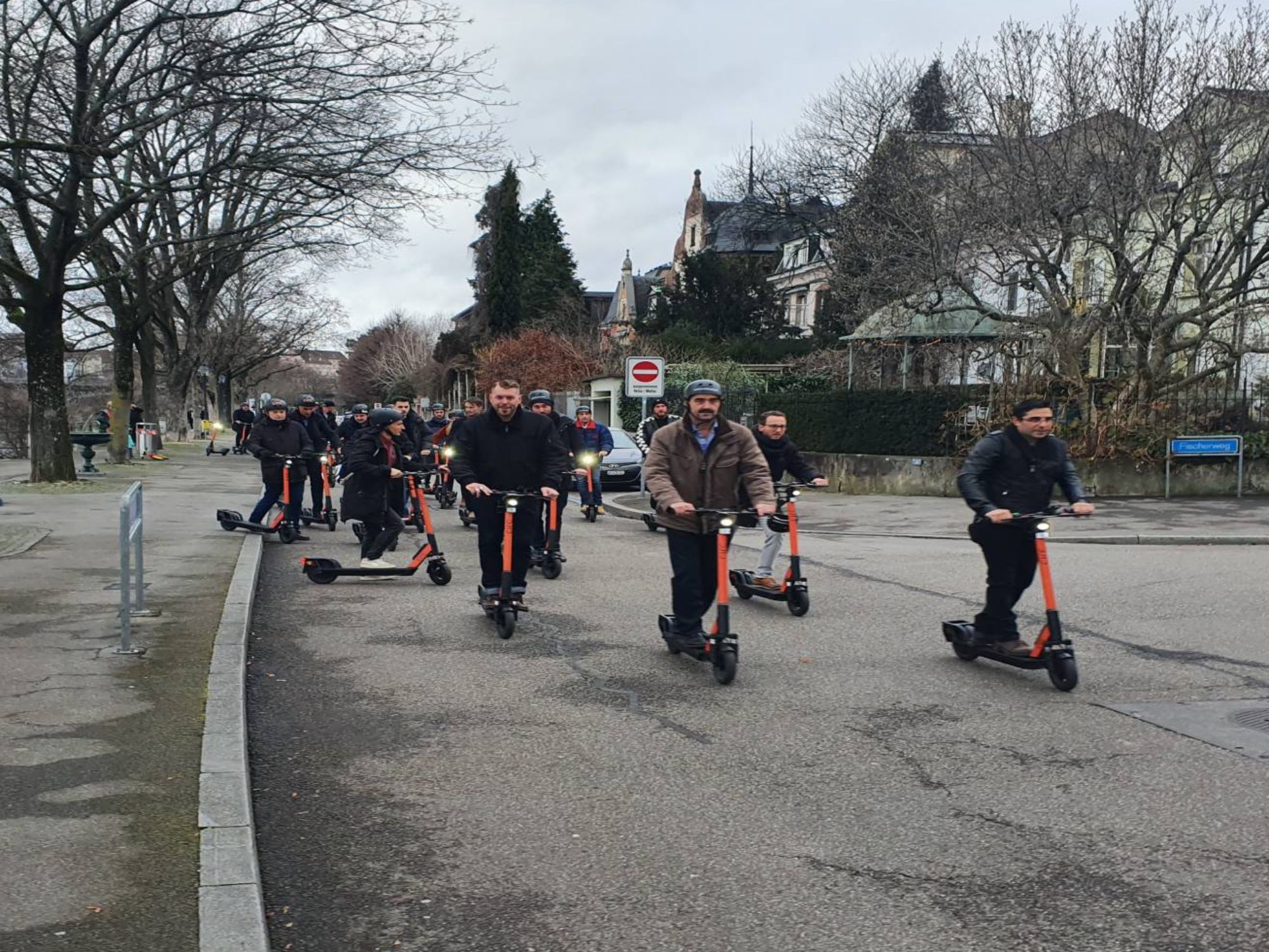 Escooter : groupe de conducteurs sur des escooters à Bâle par temps hivernal