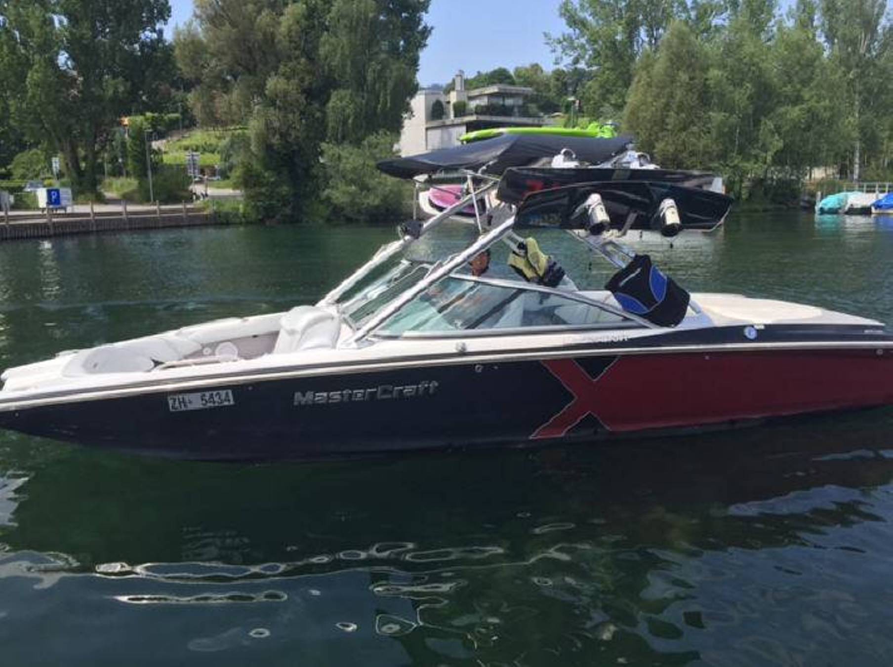 मास्टरक्राफ्ट वेकबोर्ड बूट ज़्यूर झील पर धूप वाले मौसम में