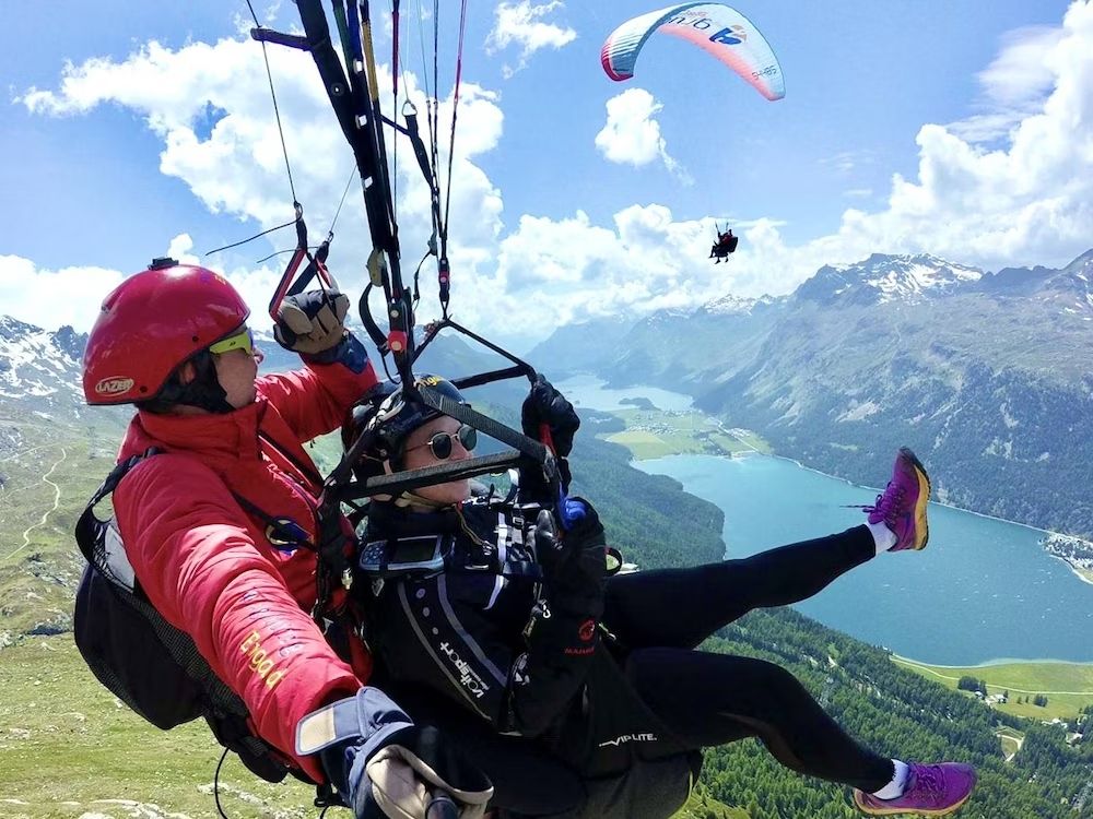 Engadin: Tandemflug in Samedan, Paragliding über den eindrucksvollen See und die Berge