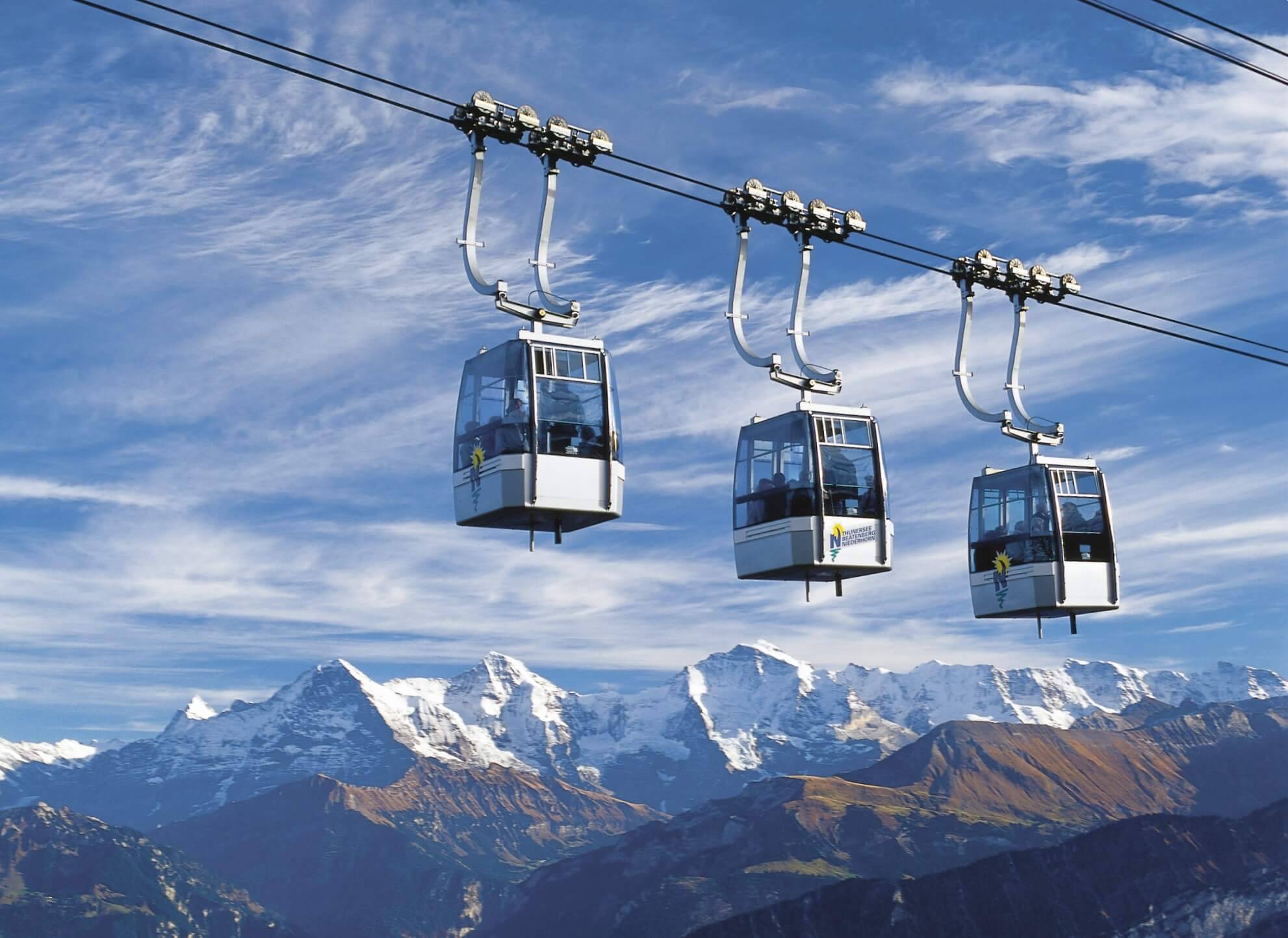 スイスの山の景色が見えるニーダーホルンのロープウェイ