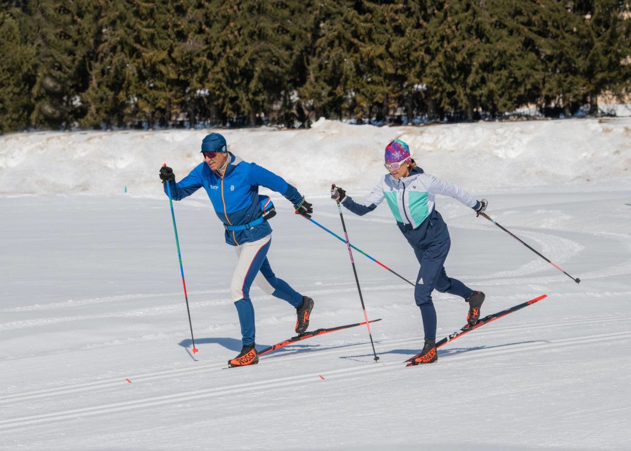 Soukromý kurz běhu na lyžích v Davosu, dva sportovci na sněhu, klasický styl, lyžařské vybavení.
