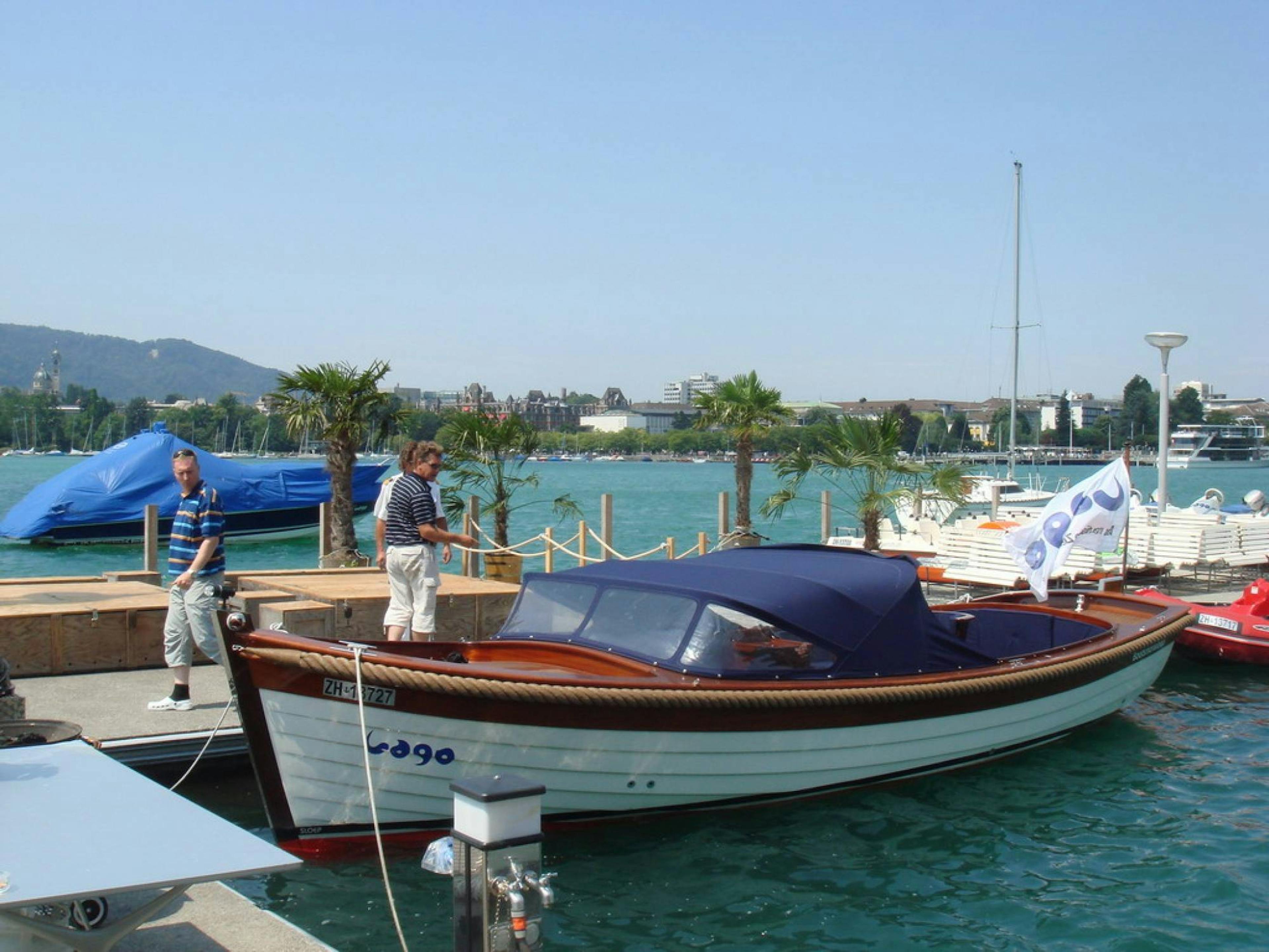 Balade en bateau sur le lac de Zurich avec des personnes actives