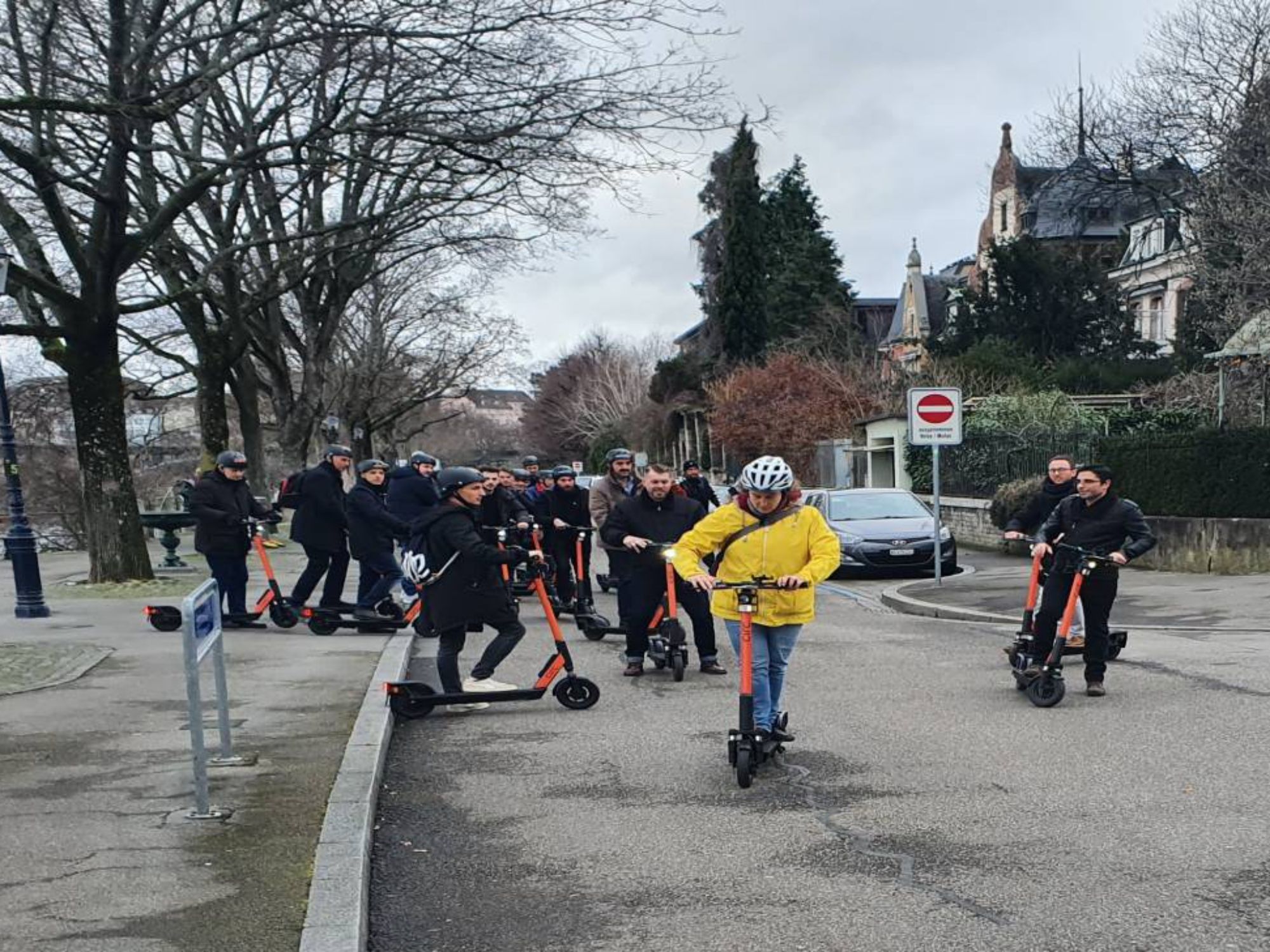 Visite en escooter à Bâle avec des amis, exploration relaxante de la ville sur des scooters électriques.