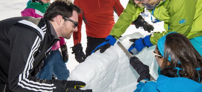 Pembinaan Iglo Swiss: Aktiviti berkumpulan di salji, binaan iglo secara berkumpulan.