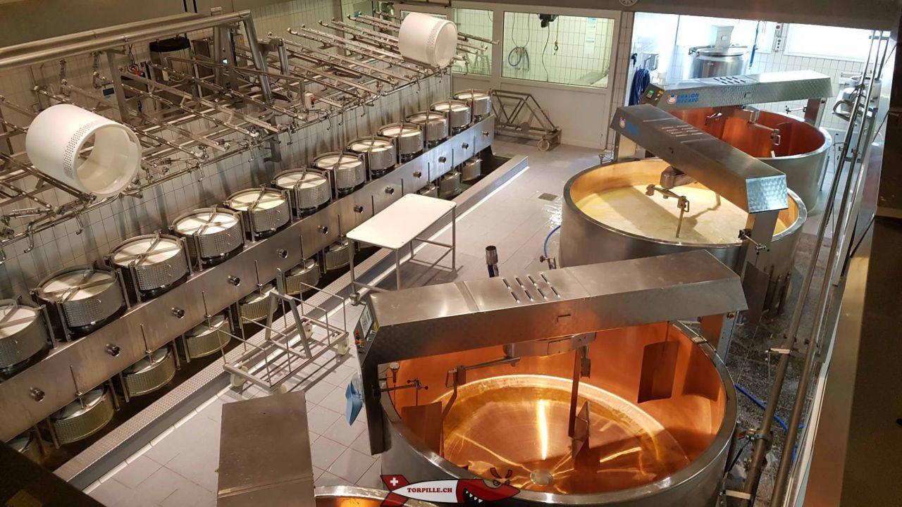 Maison du Gruyère tregon prodhimin e djathit në ambiente moderne me kazanë të rinj.