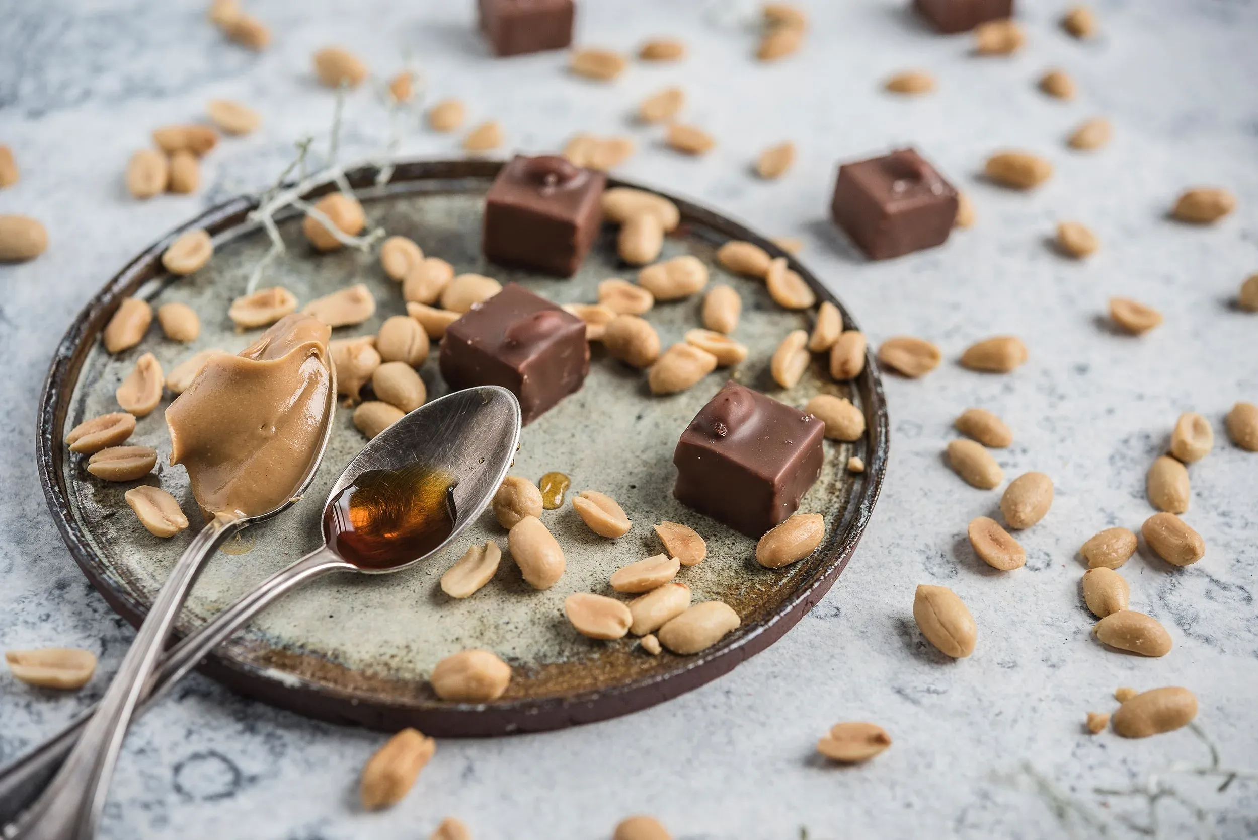 Chokolade fra Max Chocolatier Luzern med nødder og sauce