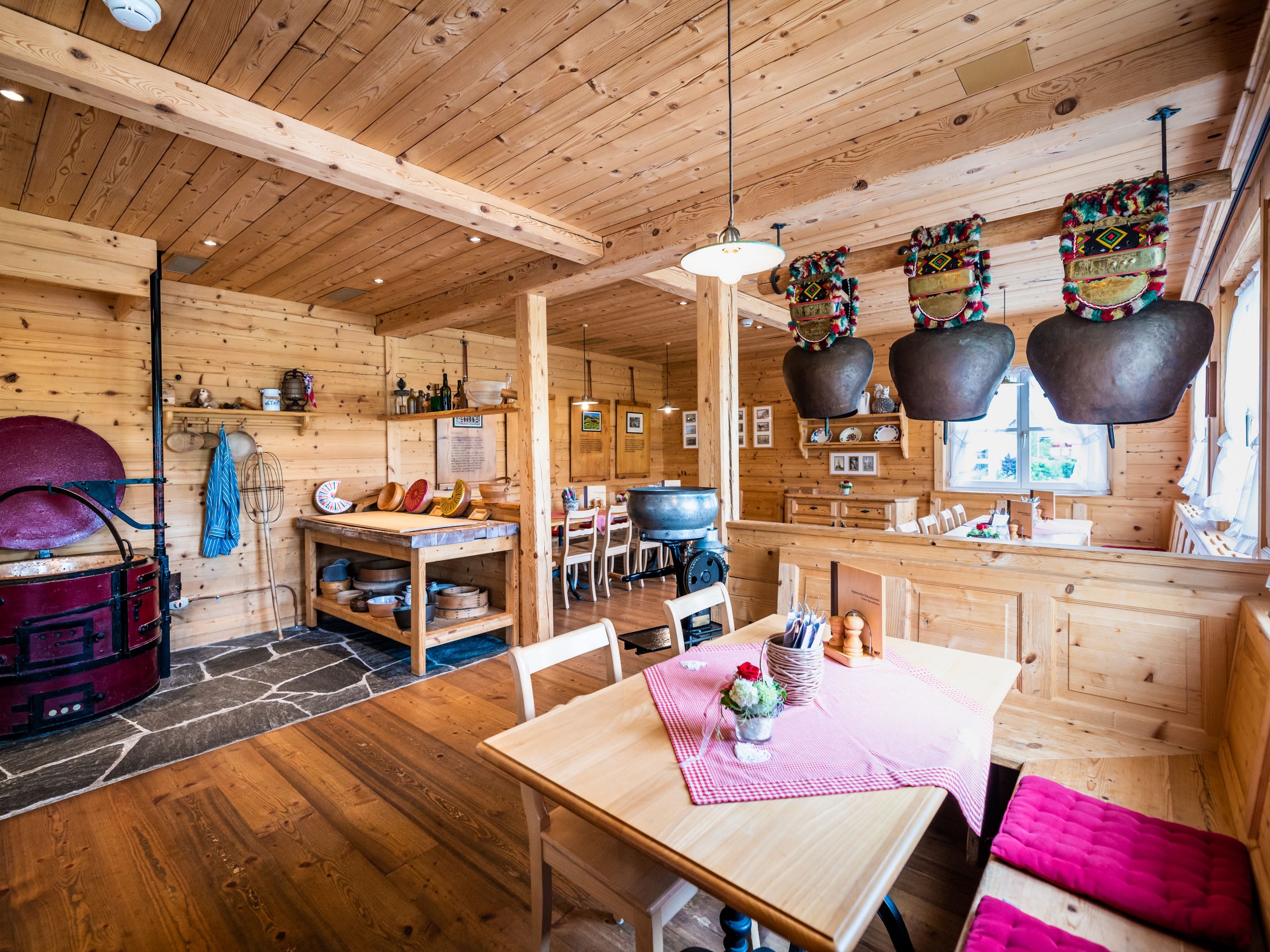 Höckli Restaurang: Mysig inomhusmiljö med träpaneler och traditionell inredning i Appenzell.