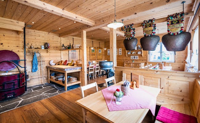 Restaurant Höckli: Gezellige binnenruimte met houtafwerking en traditionele inrichting in Appenzell.