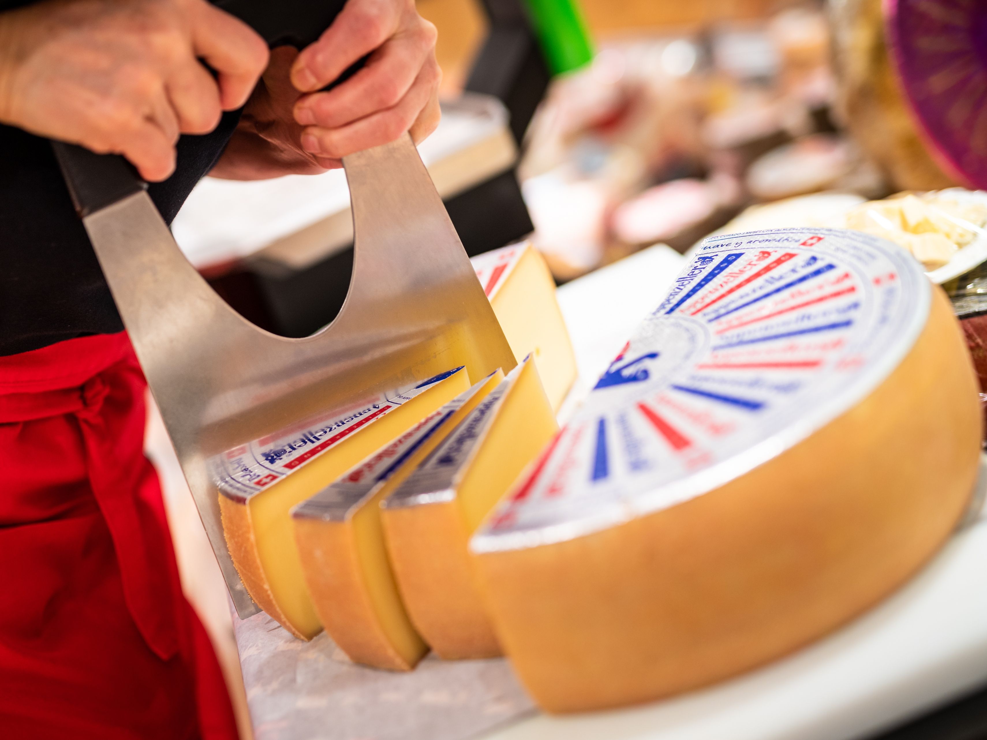 Appenzellerbryggeriet: Ostskivning i specialbutik med regionala ostar.